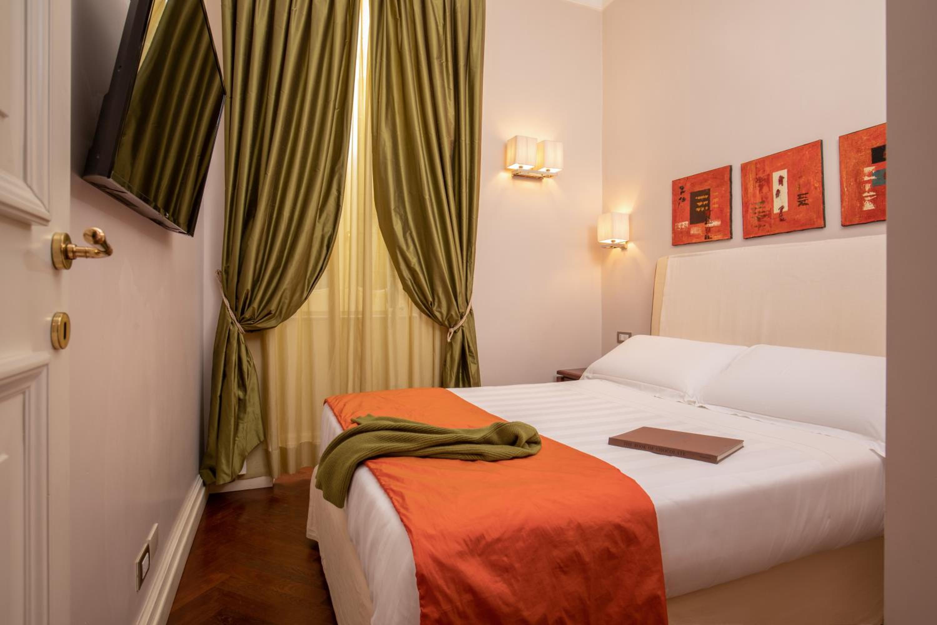 Double or Twin Room - Annex Building - Via del Corso 75