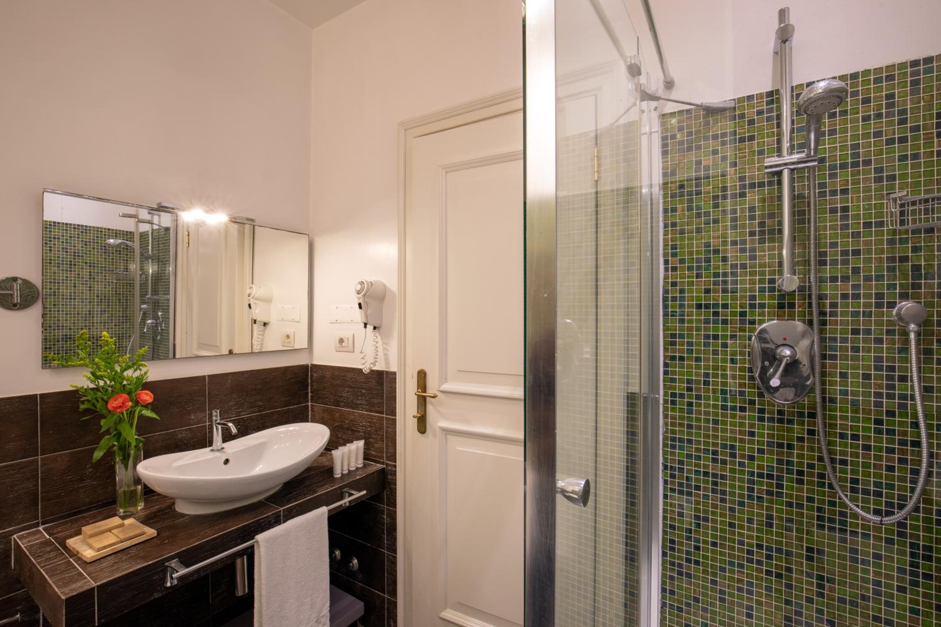 Elegance Quadruple Room - Annex Building - Via del Corso 75 thumbnail 5