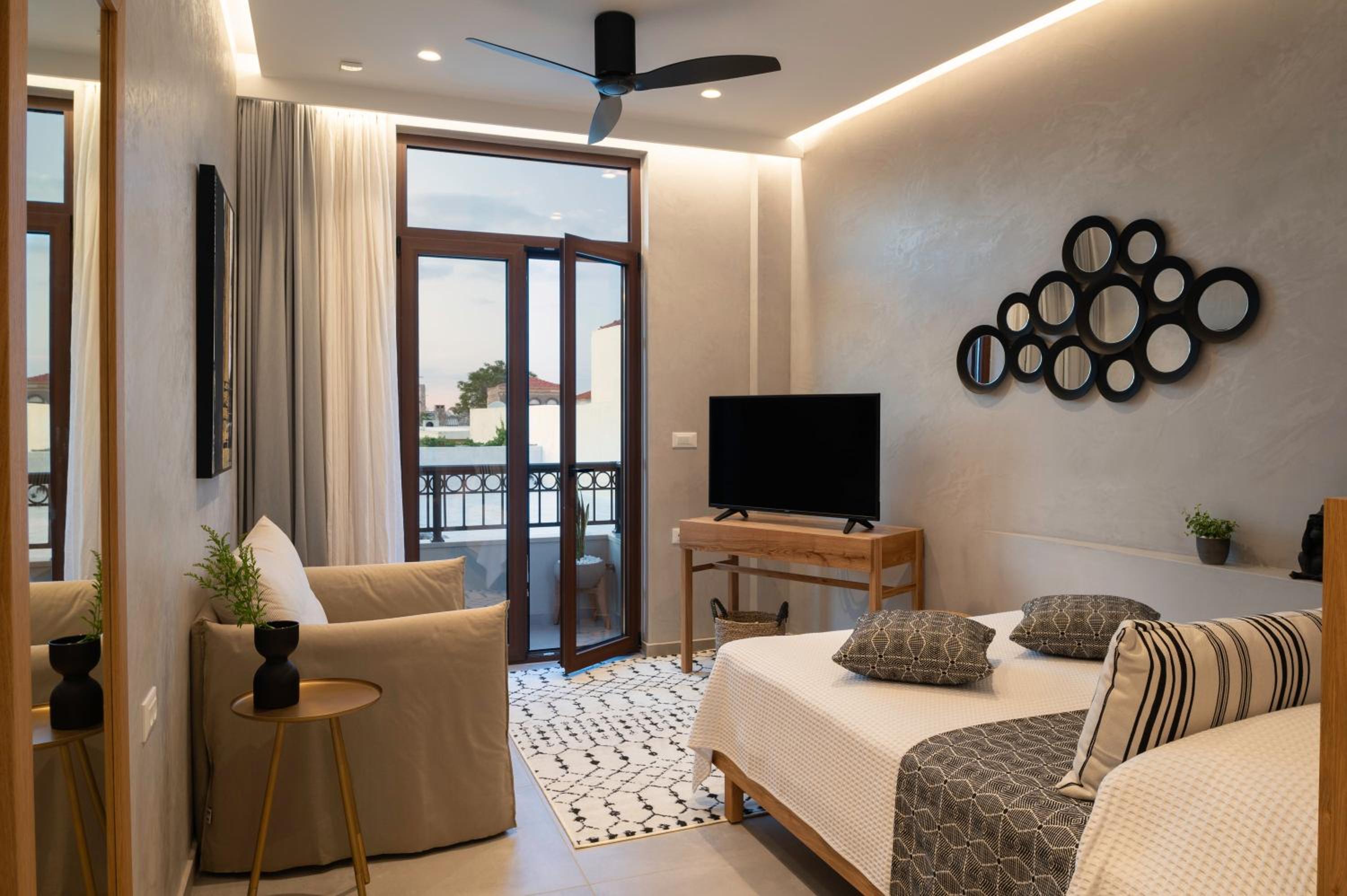 Suite with Old Town View - Photo 3