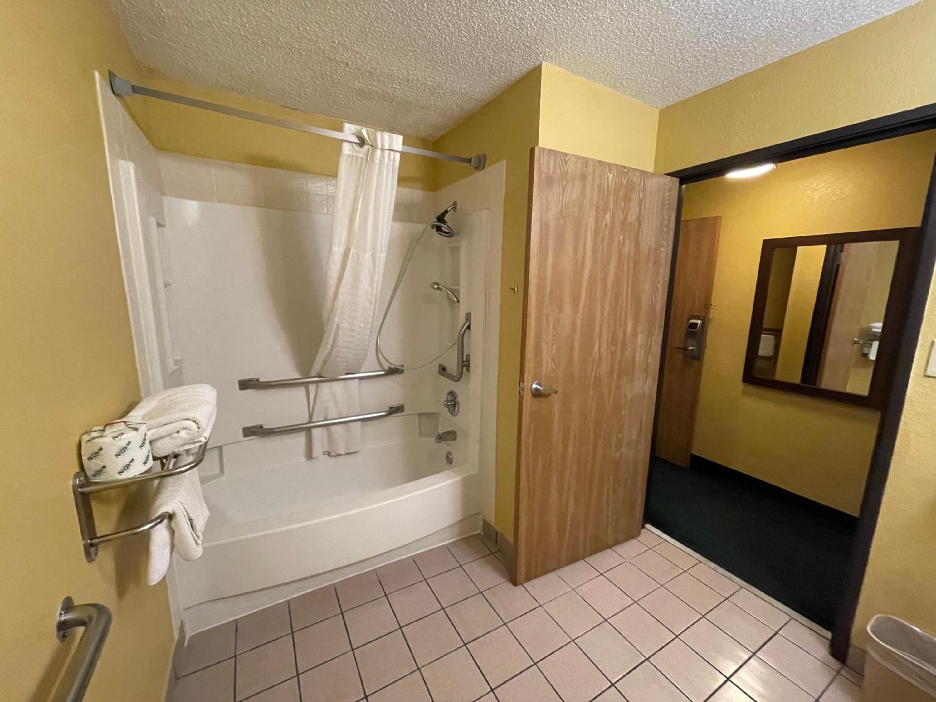 Queen Room - Disability Access/Non-Smoking - Photo 2