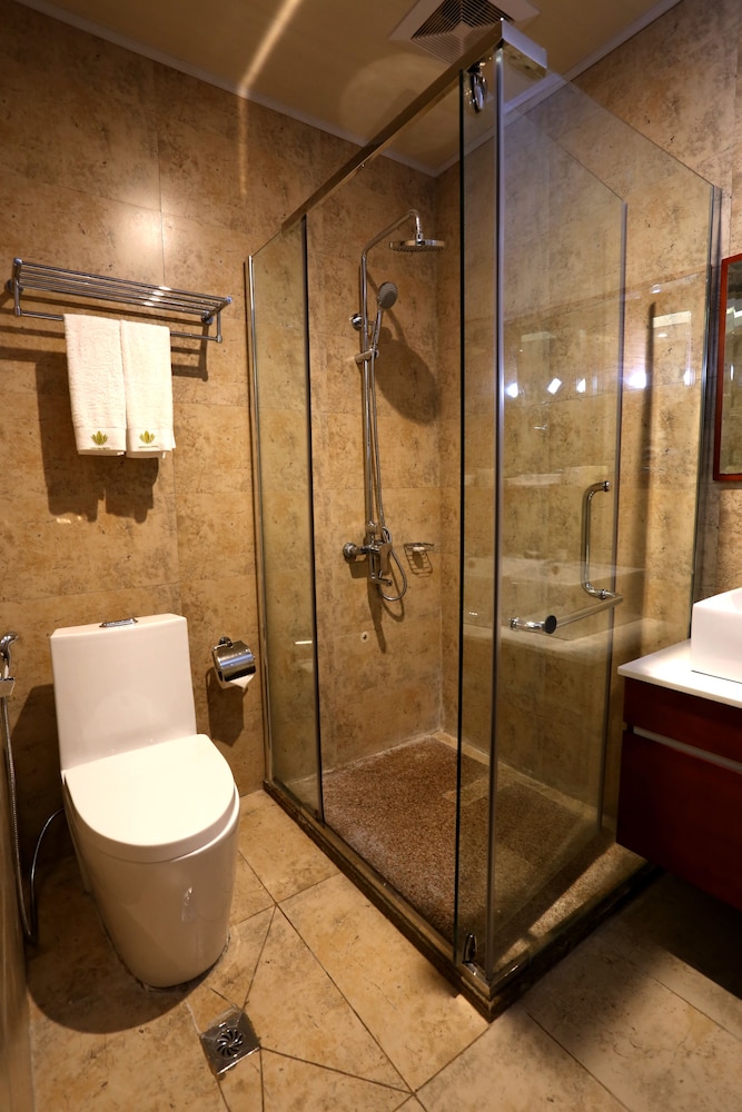 Deluxe Queen Room - Photo 5