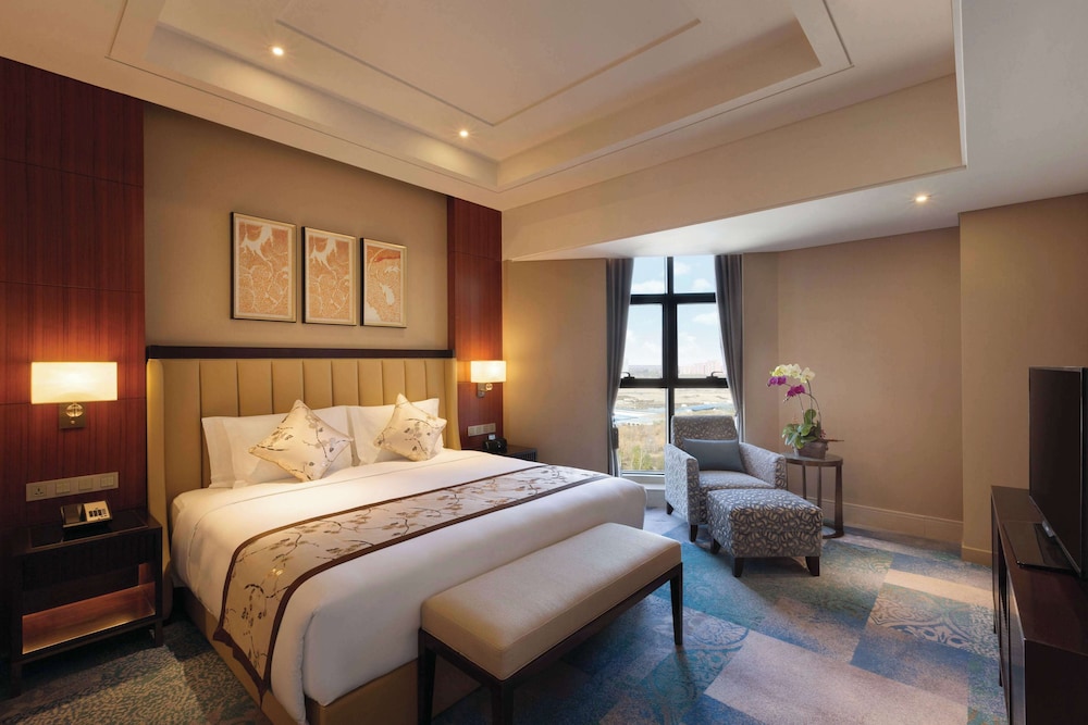 Deluxe Suite, 1 King Bed, Non Smoking photo 1