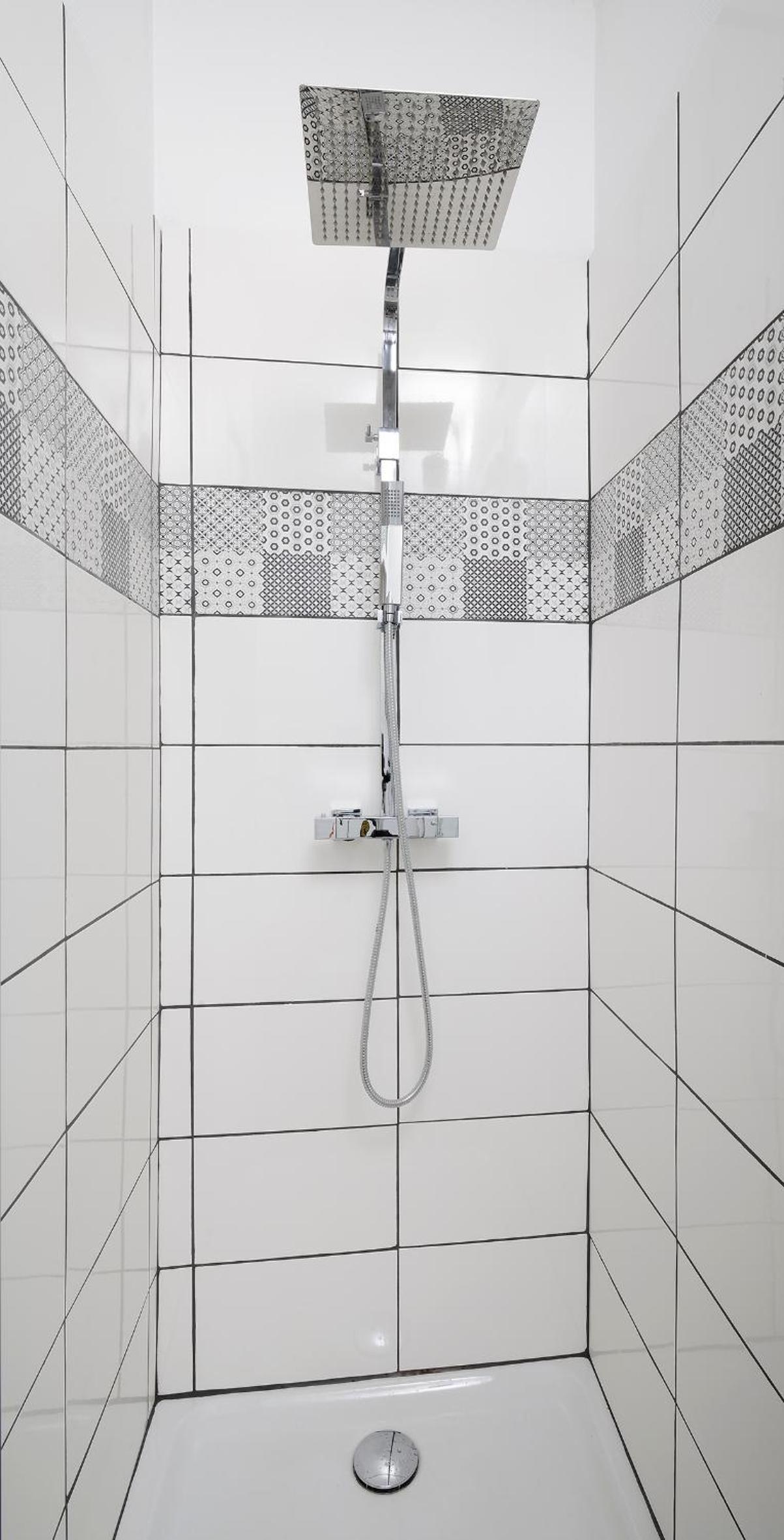 Apartment with Shower - Photo 5