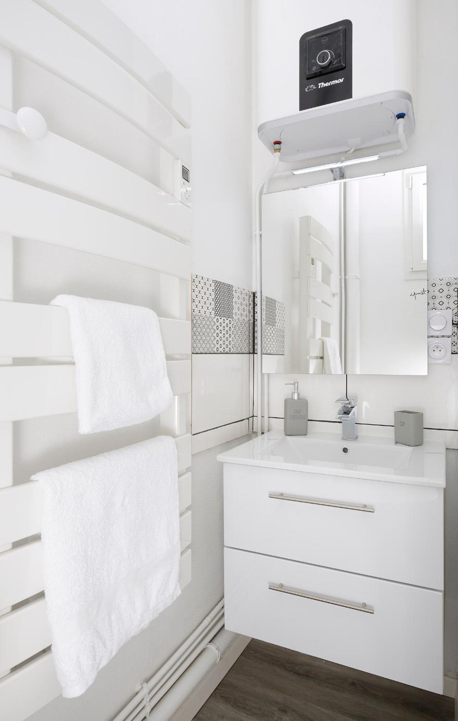 Apartment with Shower - Photo 6