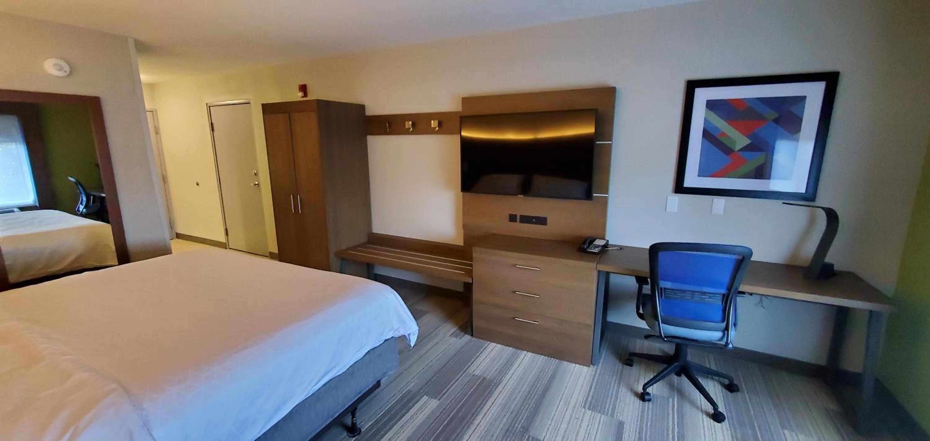 Standard King Room with Roll-in Shower - Mobility Accessible photo 1