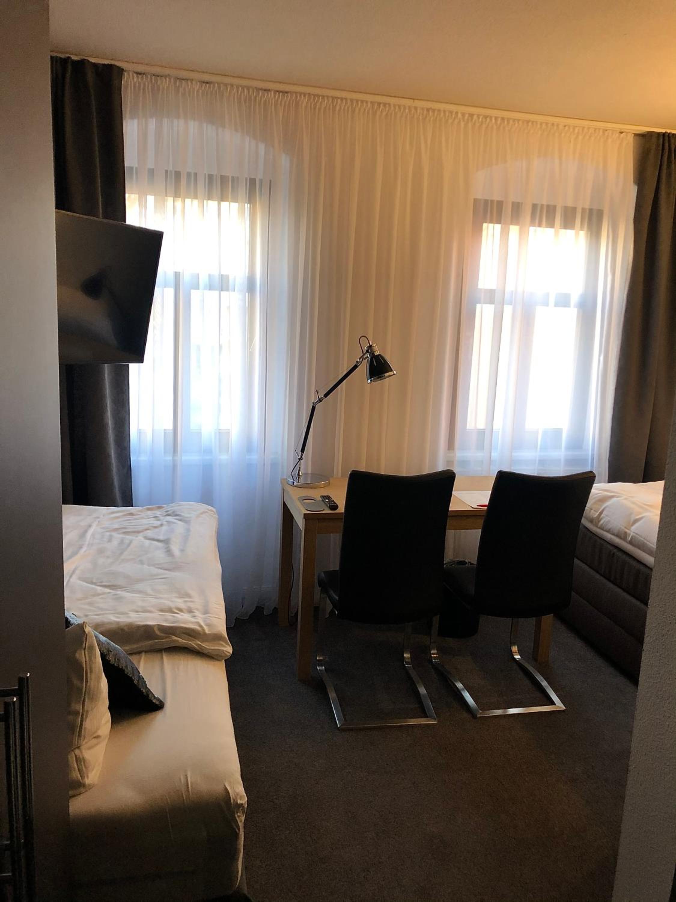 Standard Twin Room - Photo 4