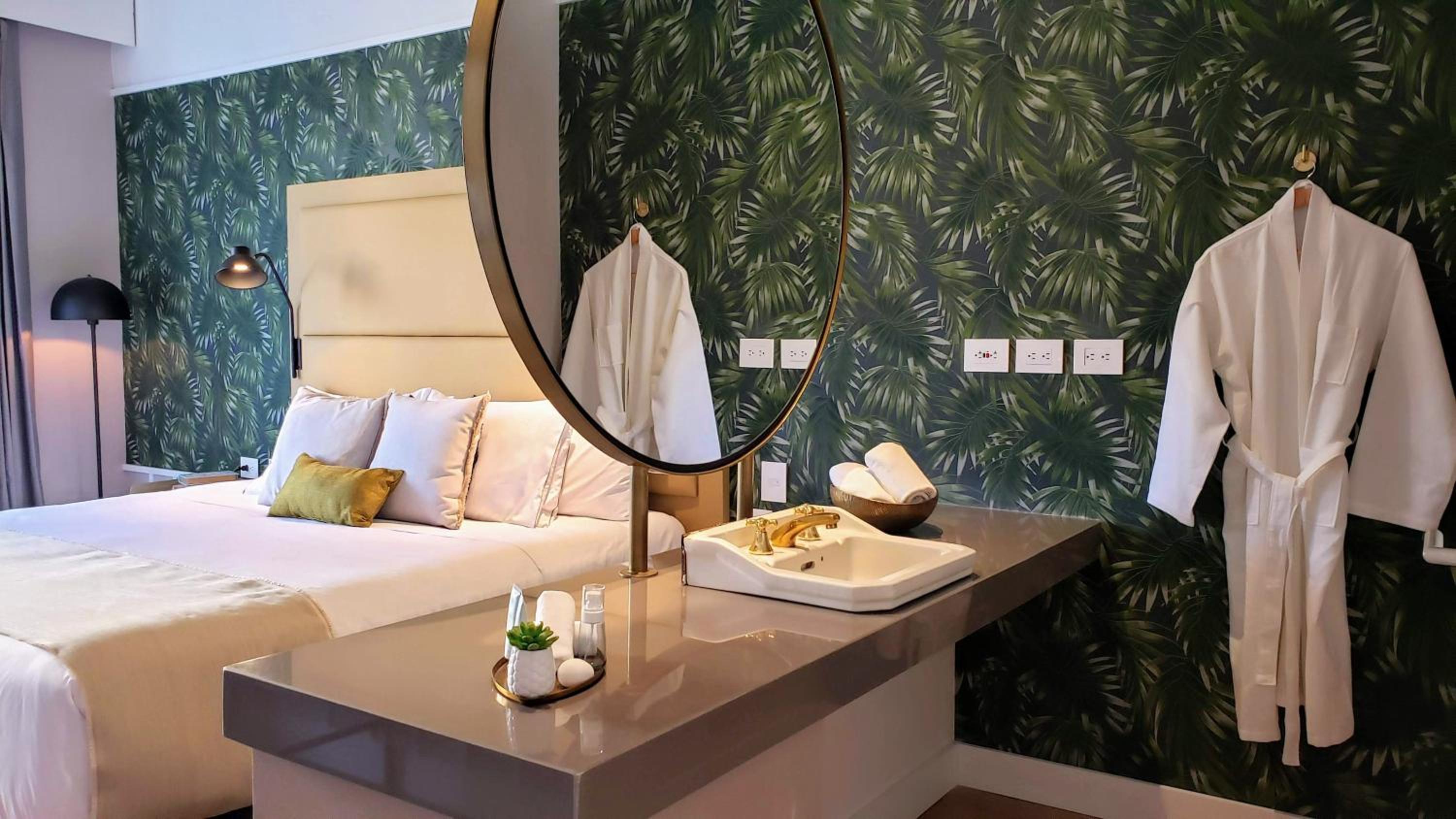 1 King Bed - Photo 4