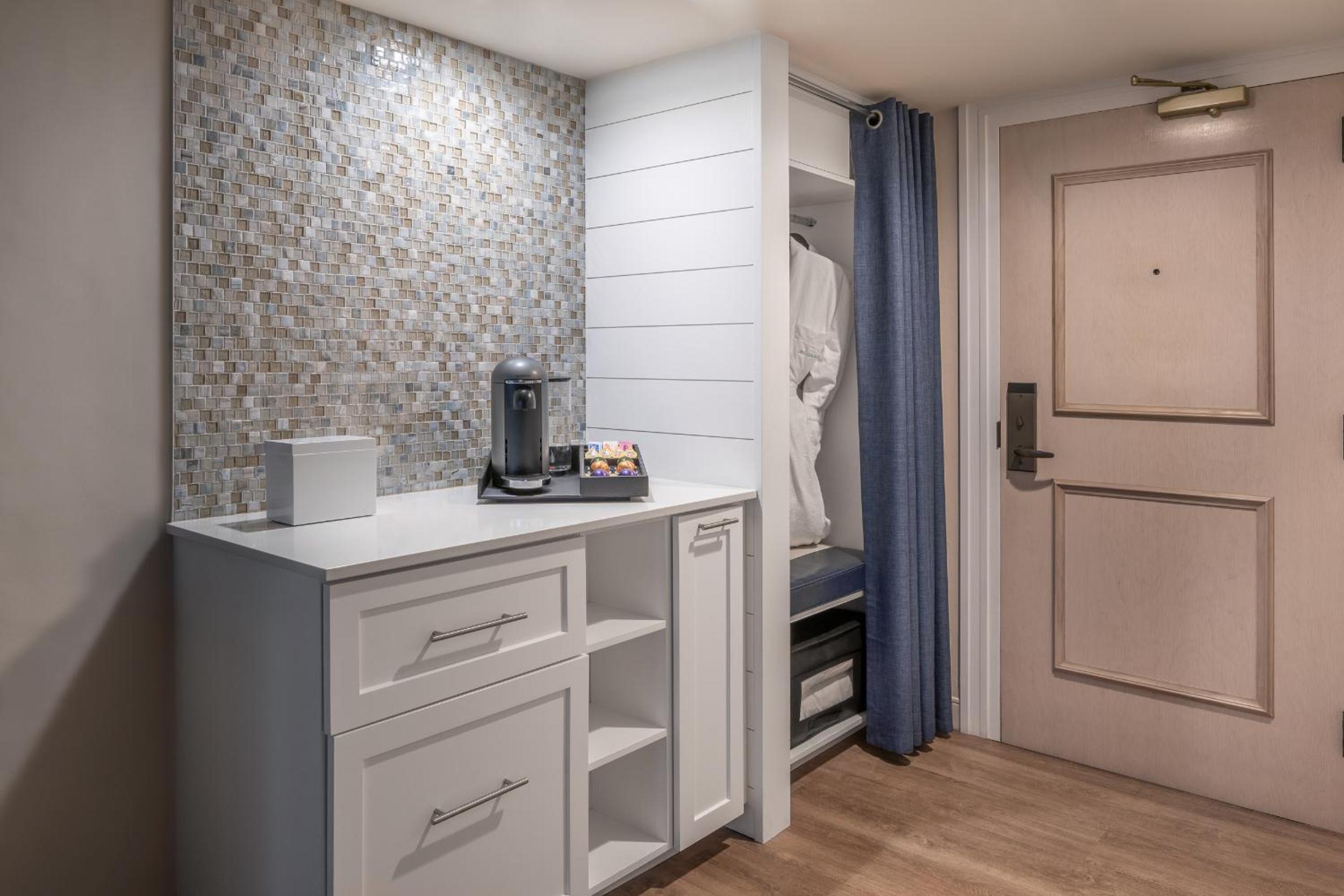 Um quarto com cama king-size e vista para o oceano