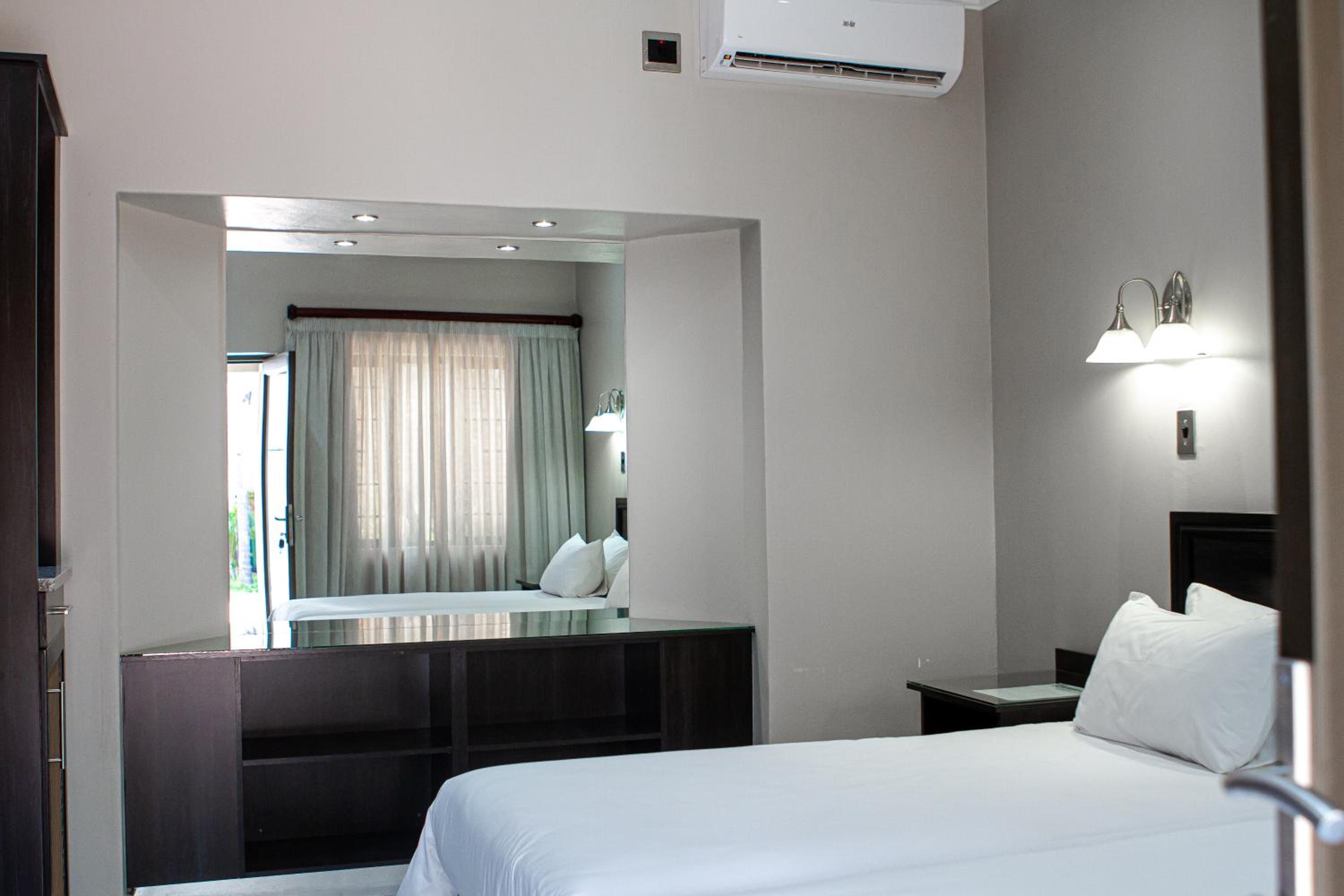 Standard Twin Room - Photo 6