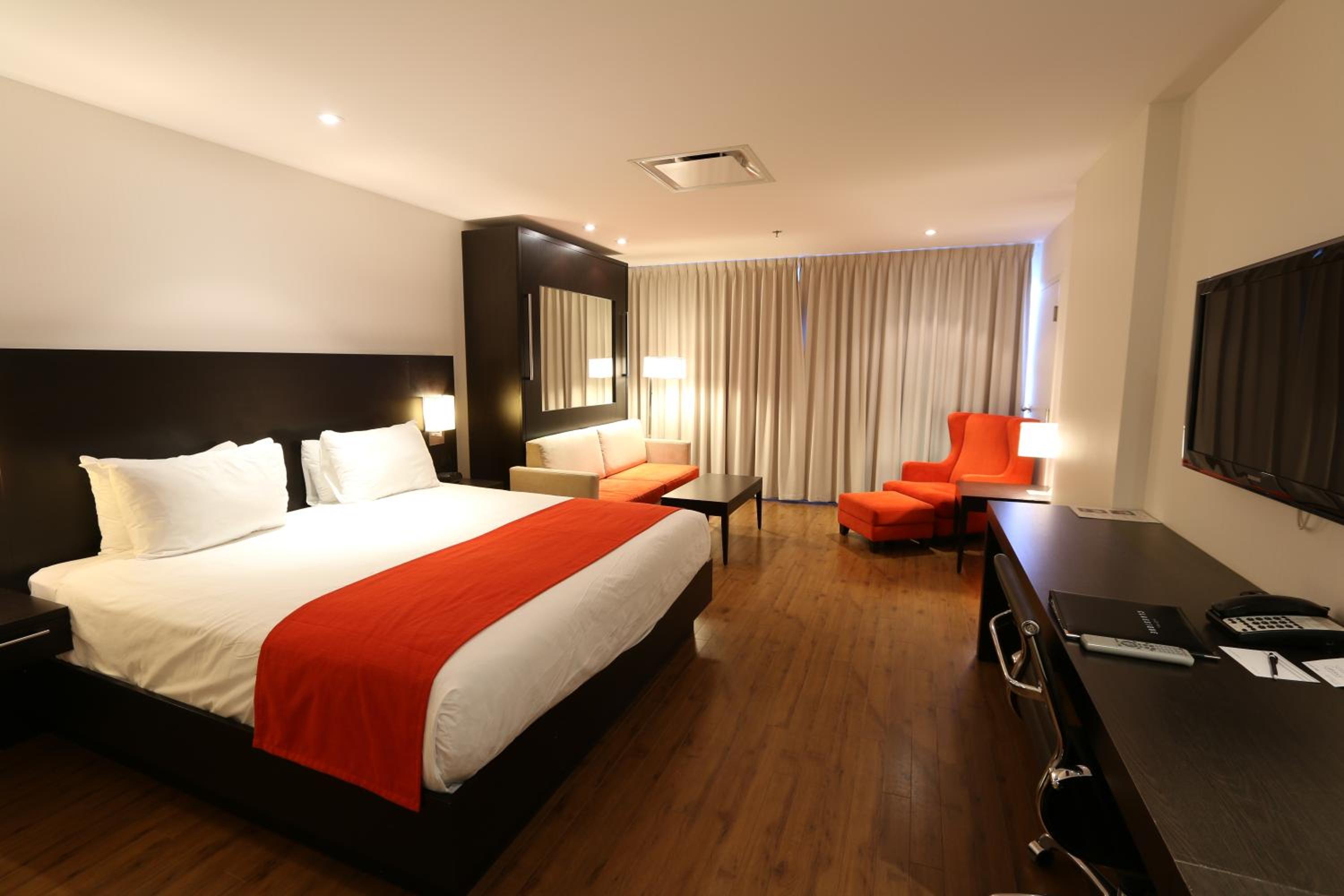 Junior Suite, 1 King and 1 Queen Bed