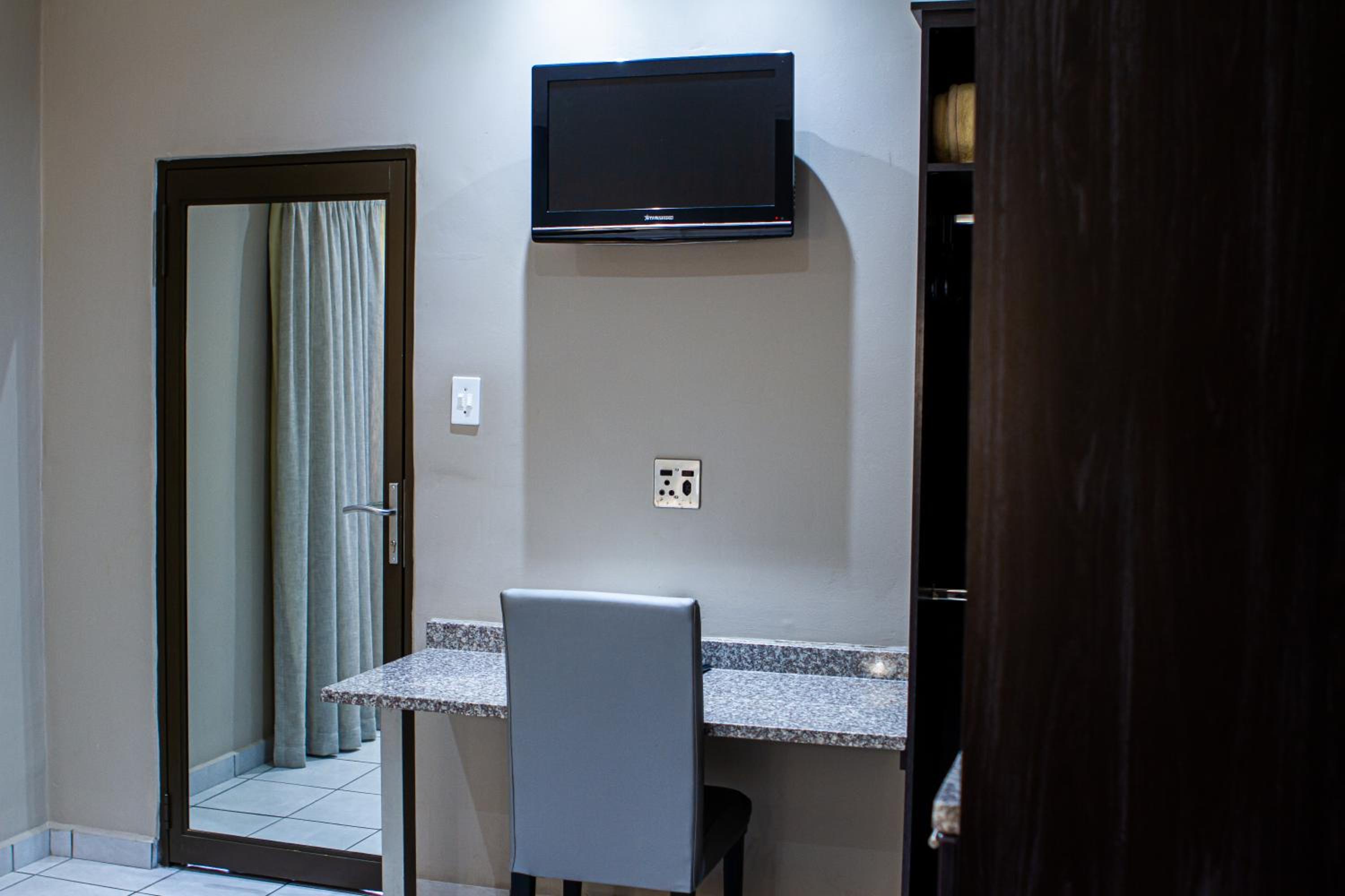 Standard Twin Room - Photo 1