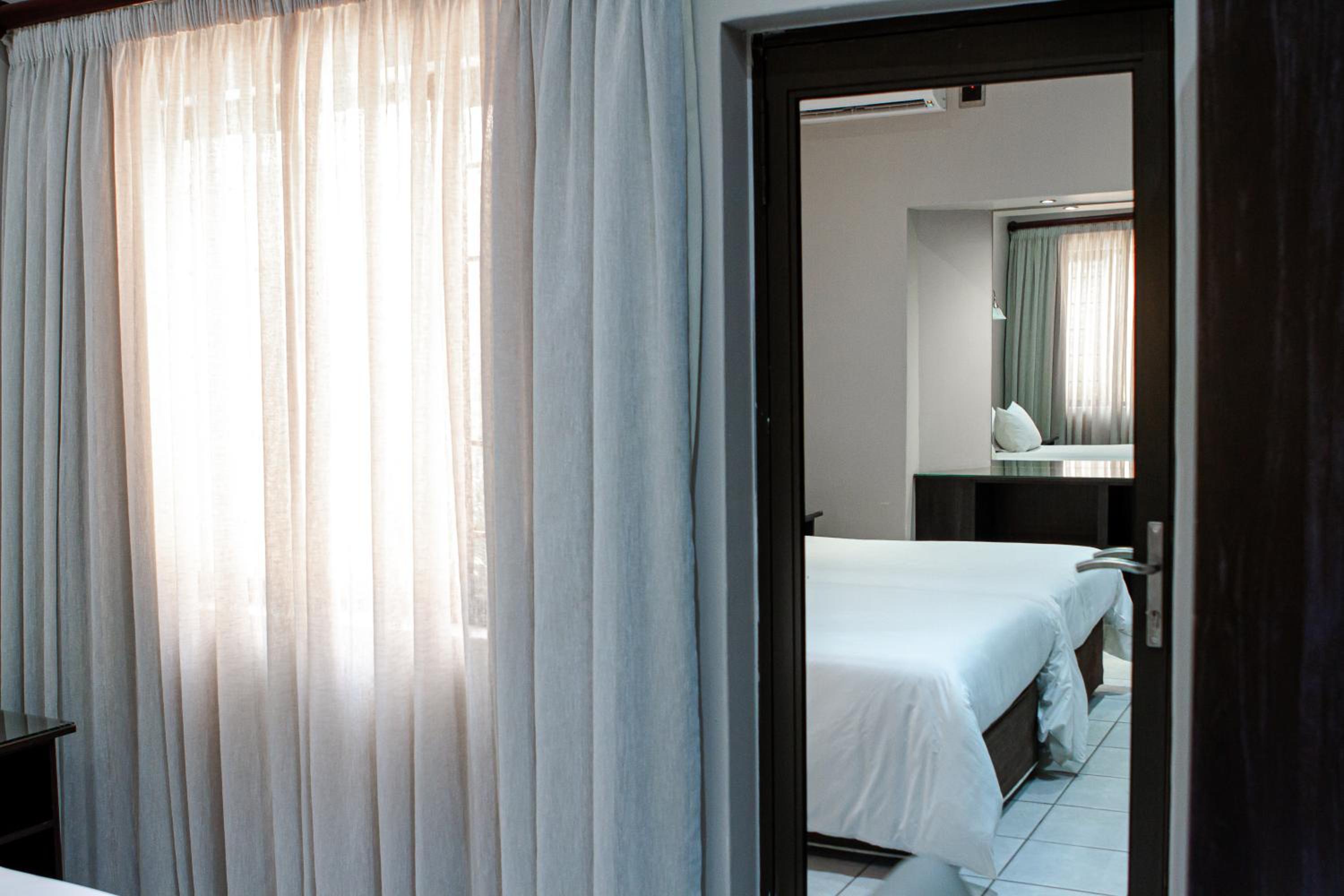 Standard Twin Room - Photo 4