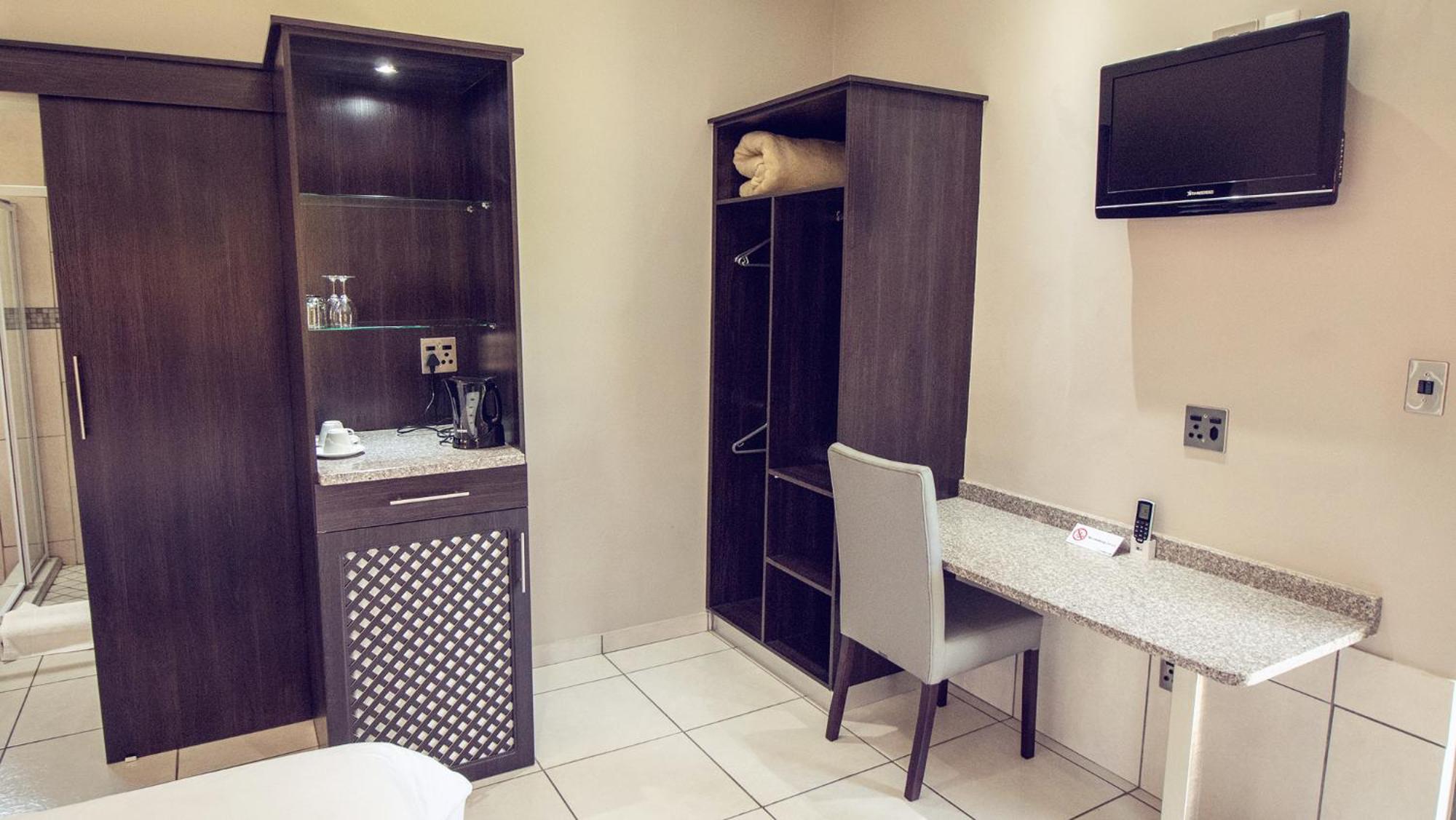 Standard Twin Room - Photo 2