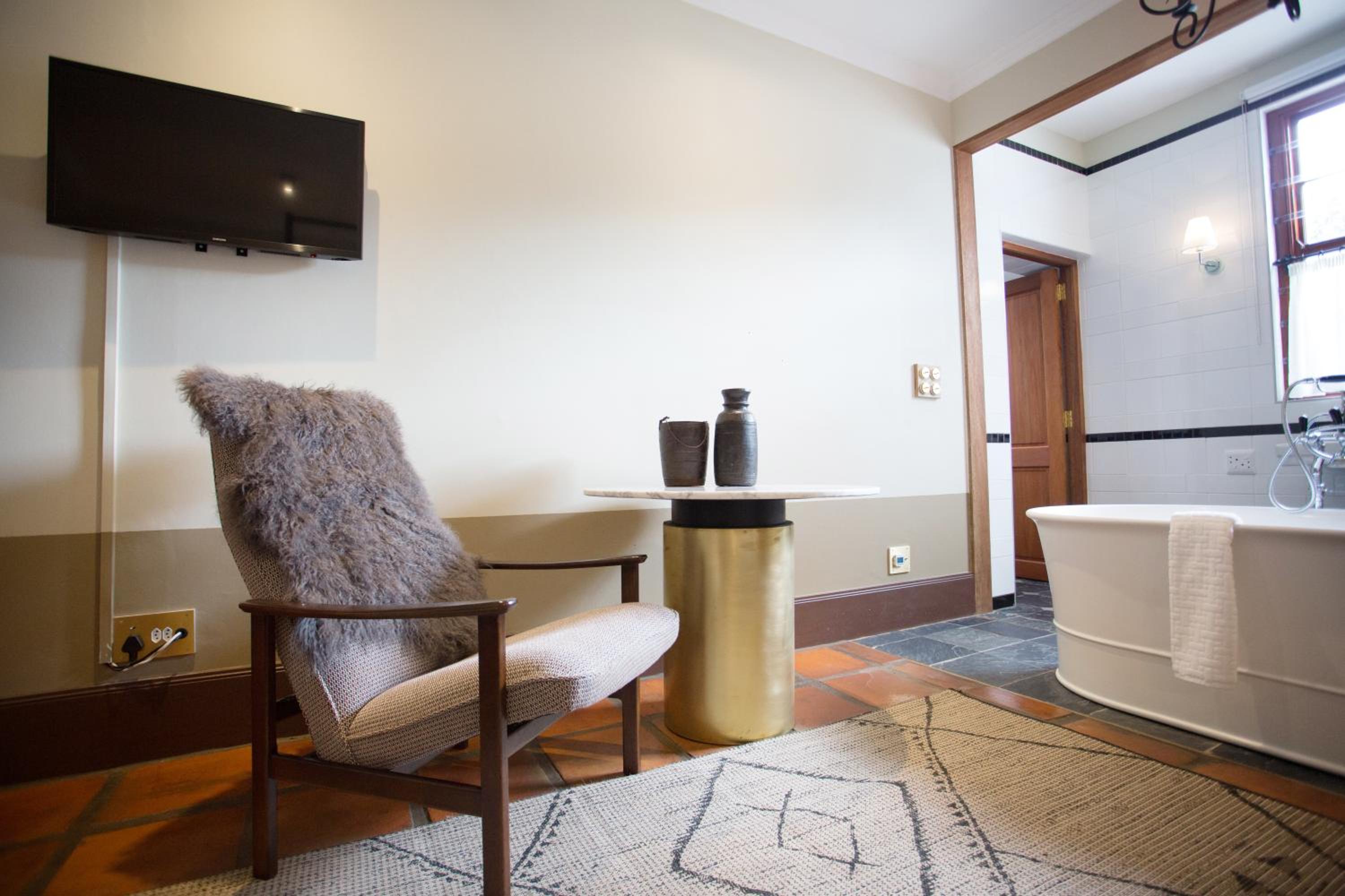 Superior King Room with Bath - Photo 3