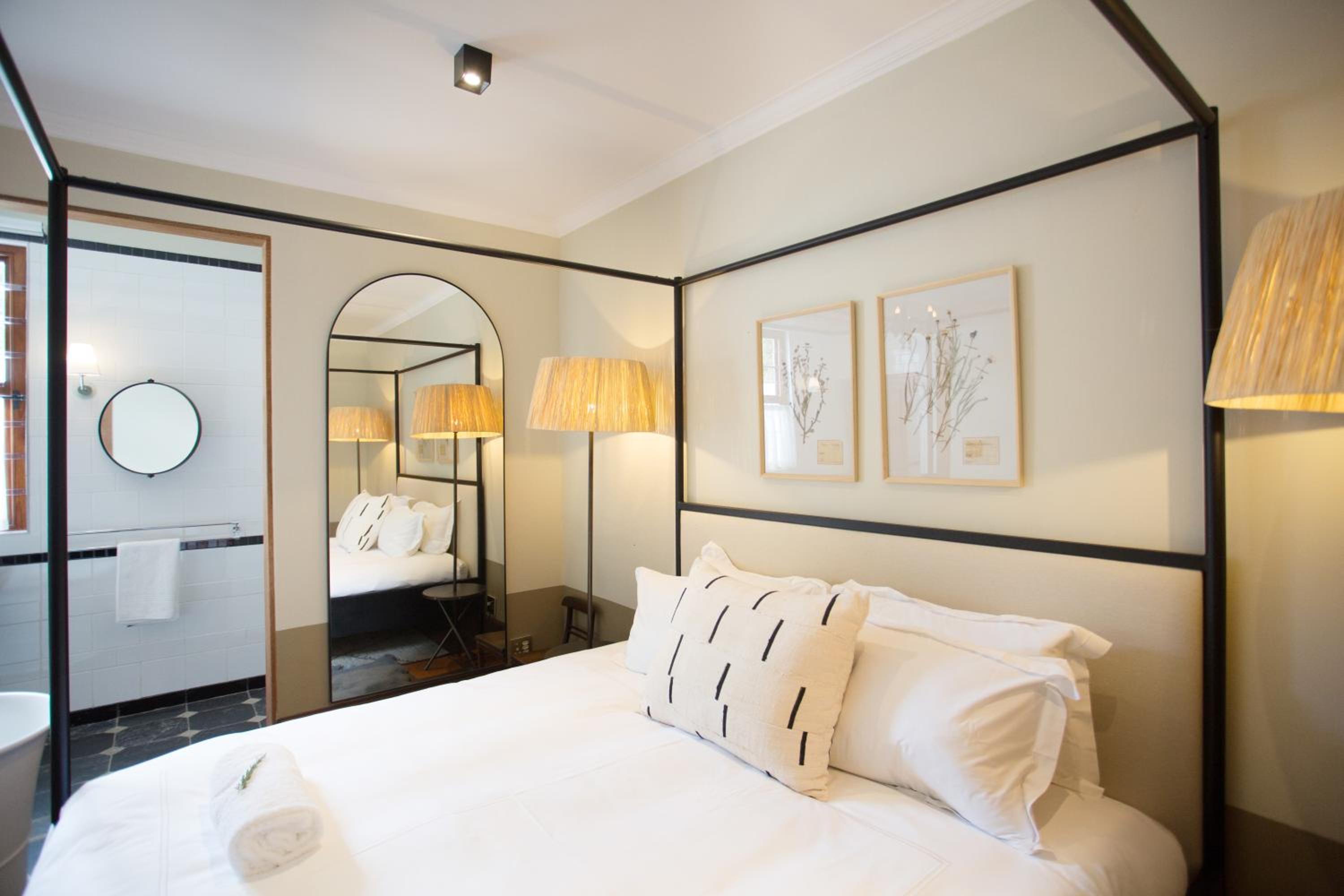 Superior King Room with Bath - Photo 6