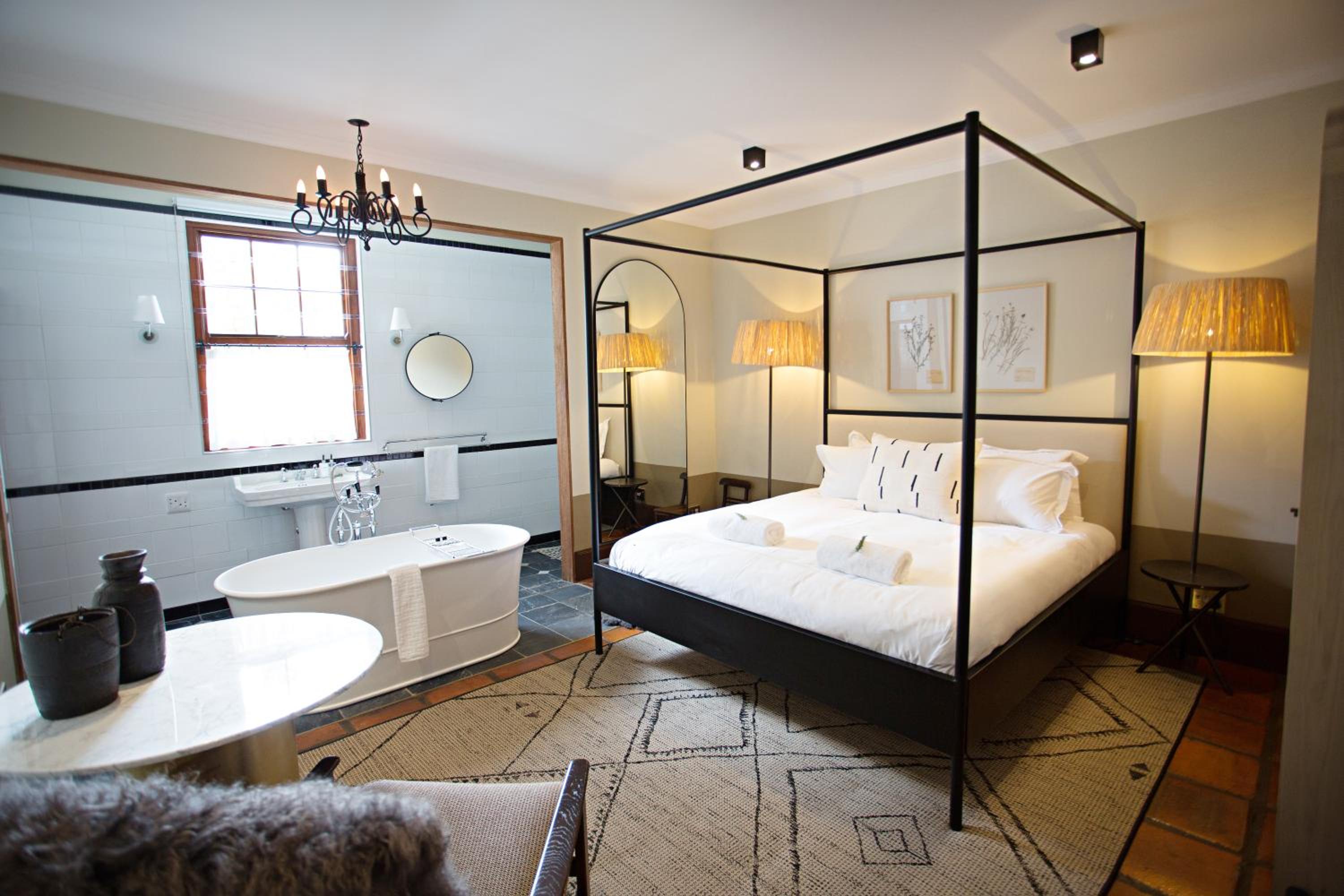 Superior King Room with Bath - Photo 5