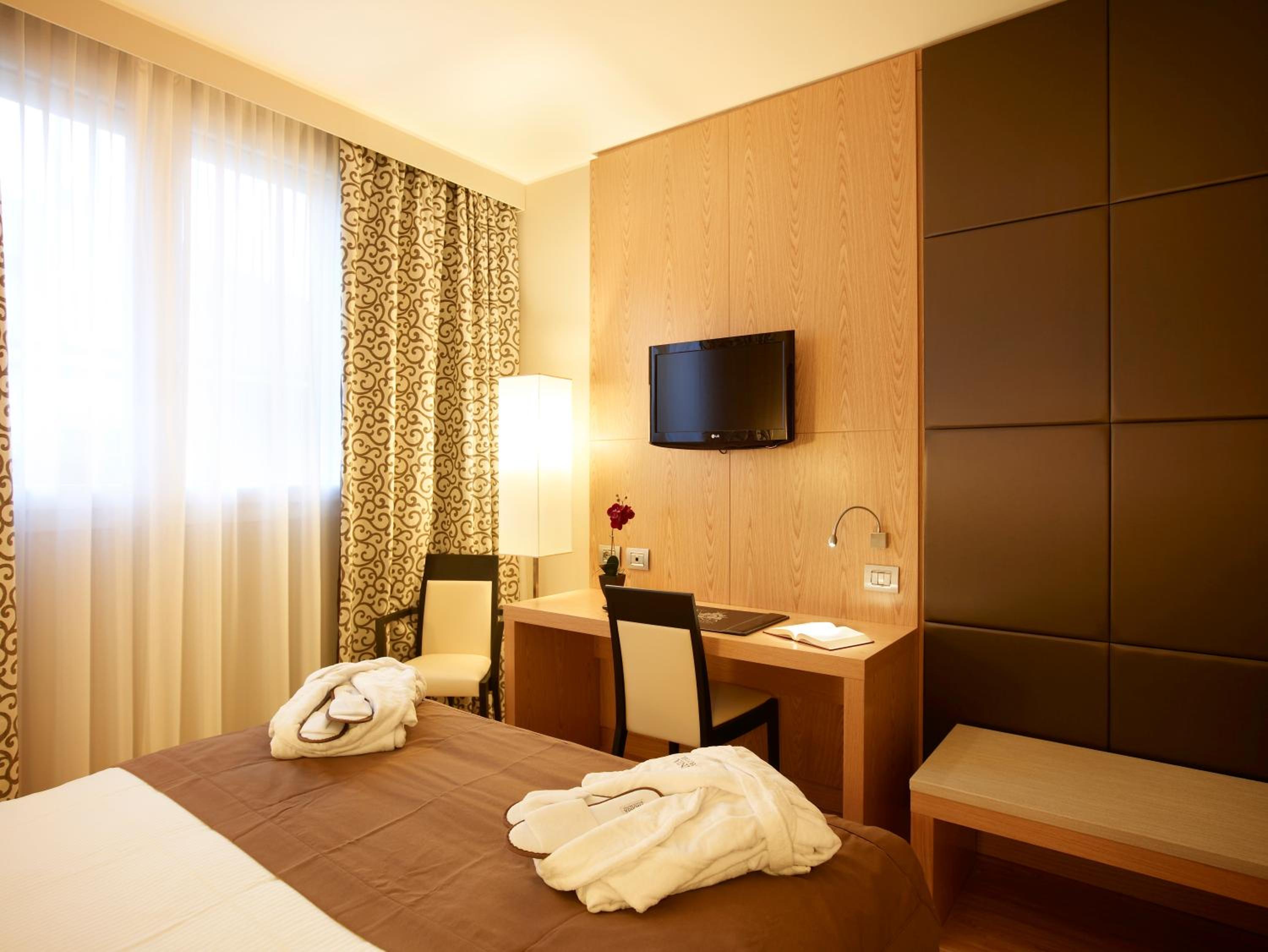 Double Room - Photo 8