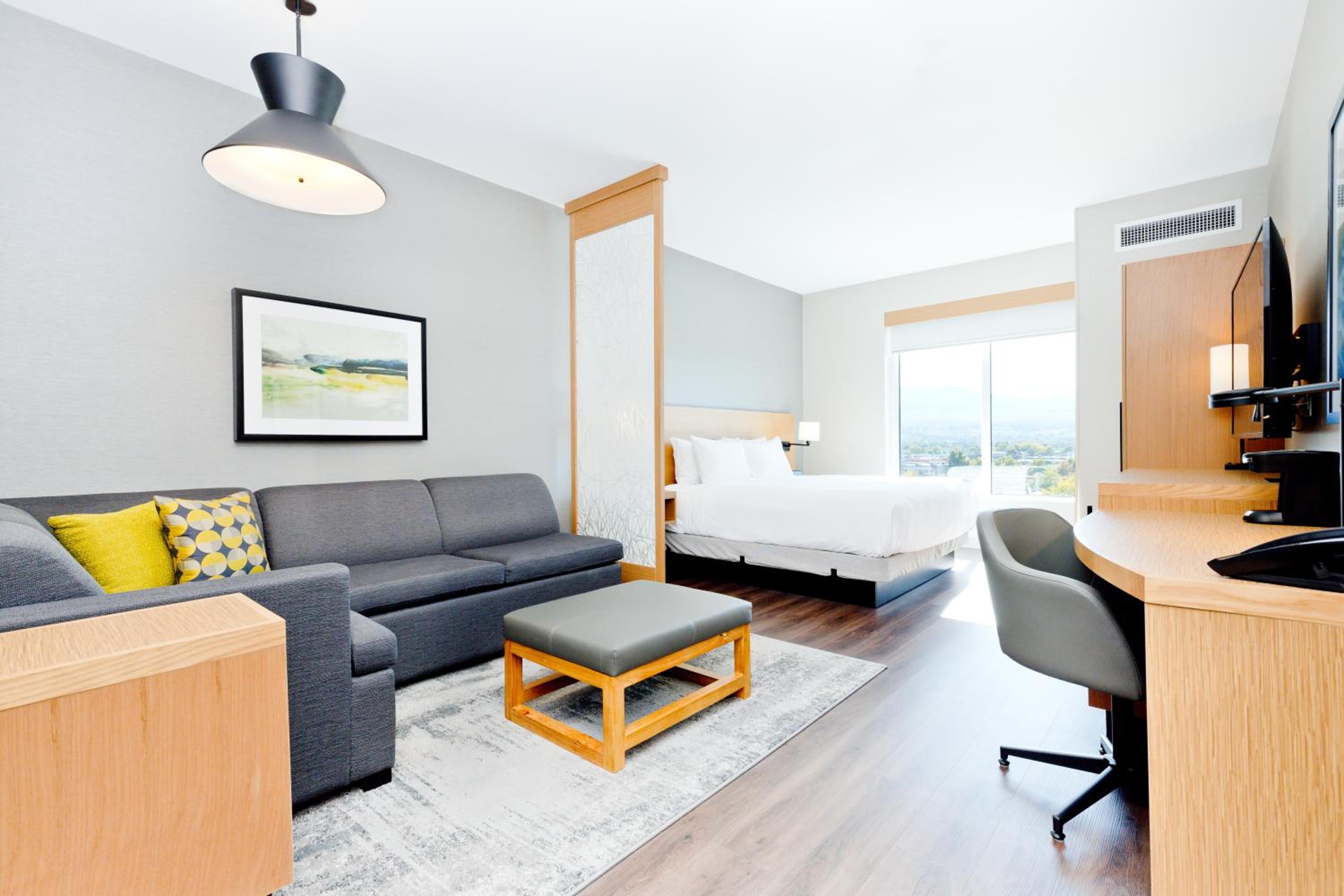King Room with Sofa Bed - Photo 3