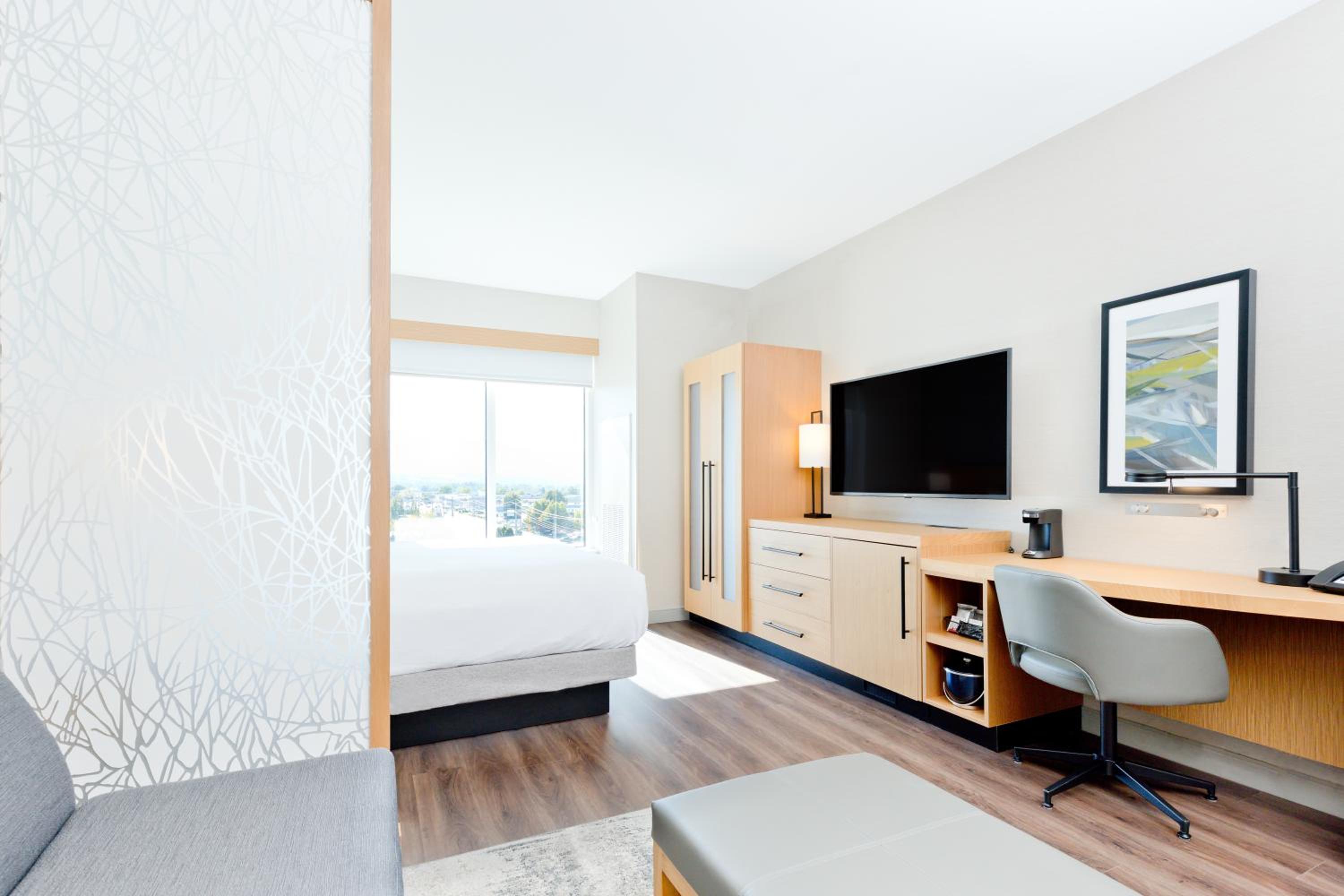 King Room with Sofa Bed - Photo 7