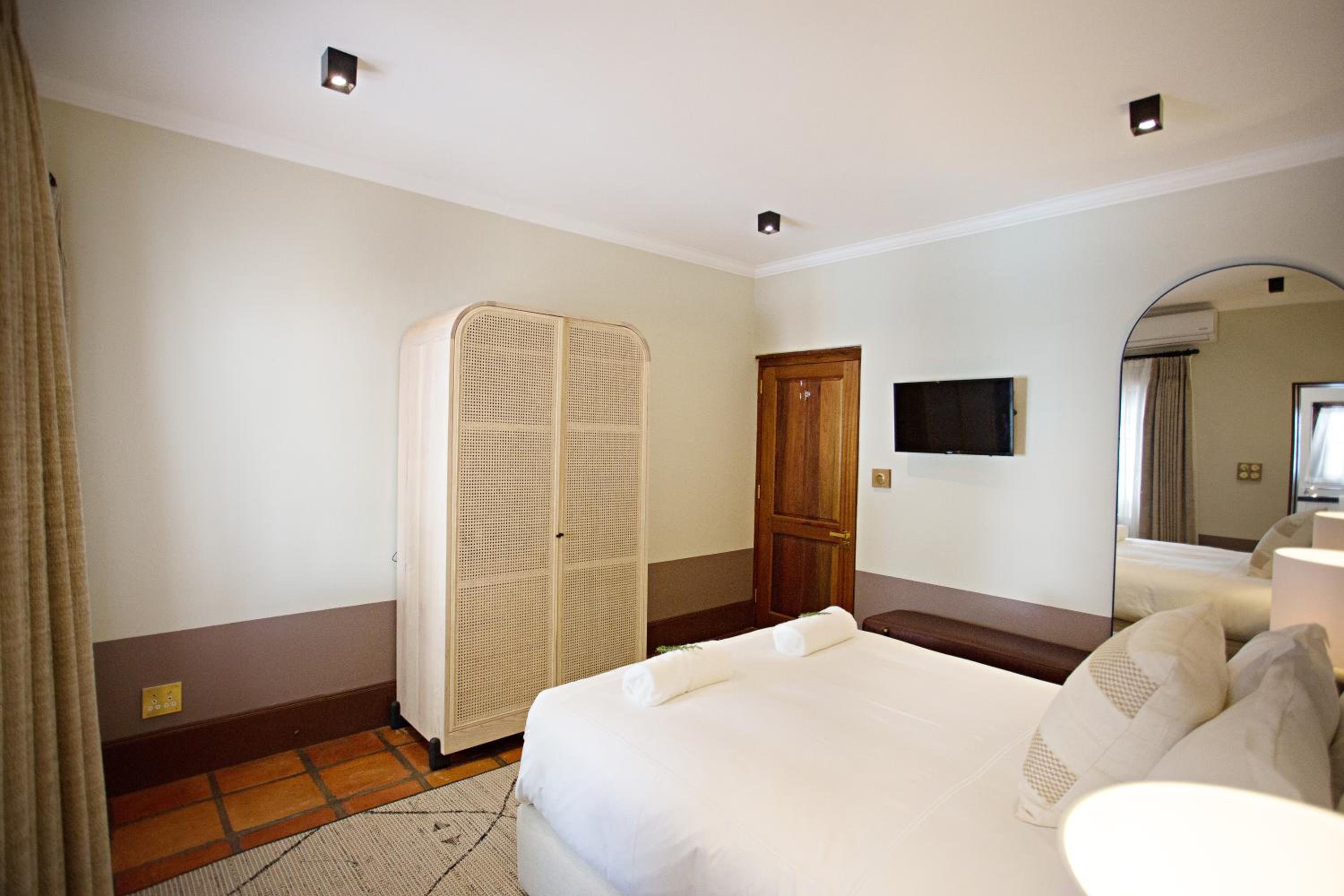 Superior Queen Room with Patio - Photo 2
