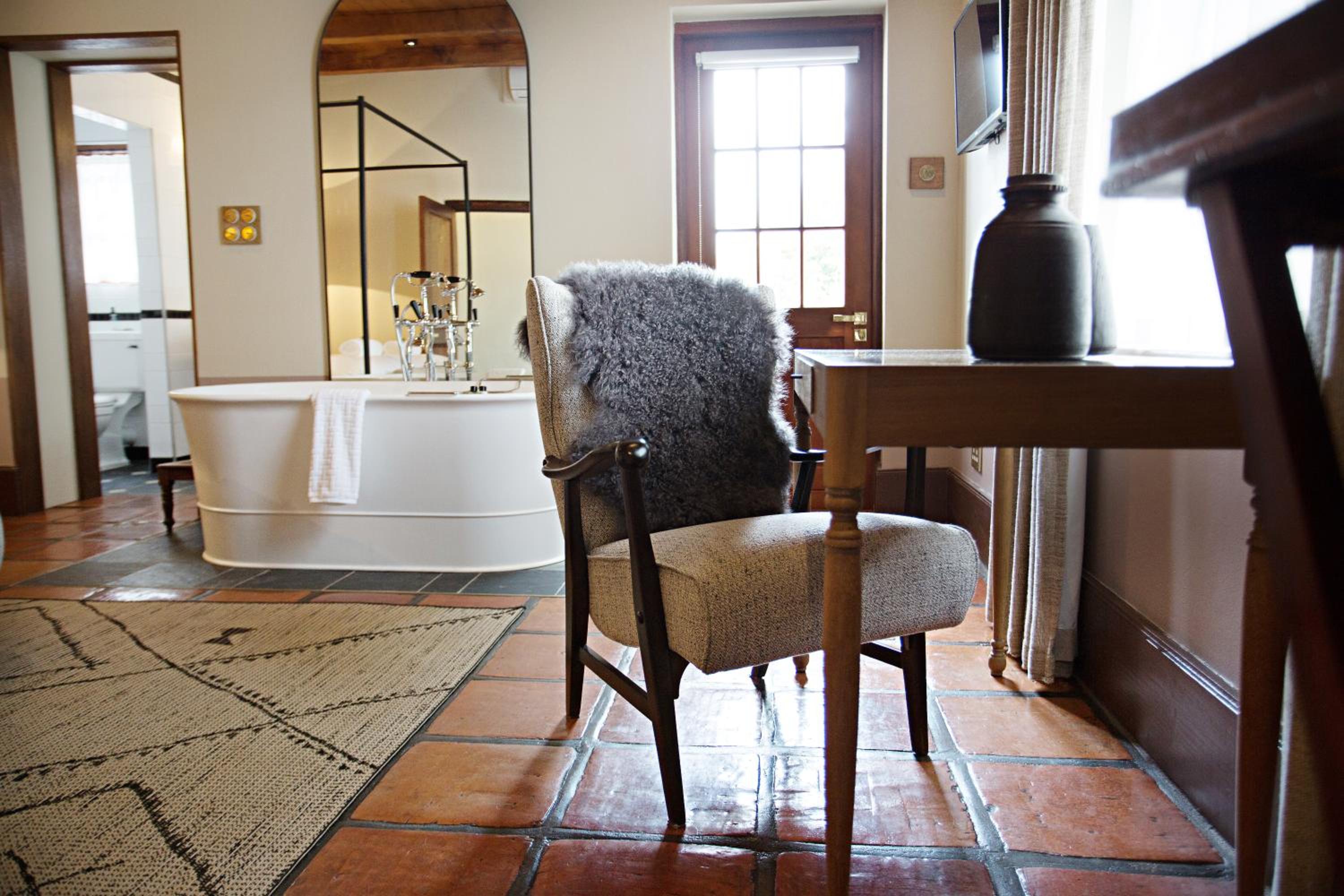 Superior King Room with Bath and Patio - Photo 5