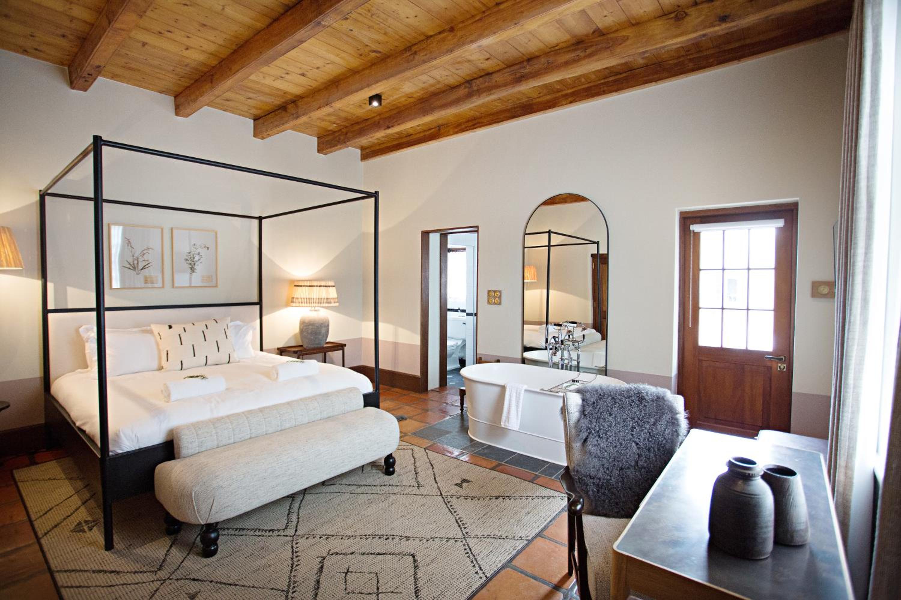 Superior King Room with Bath and Patio - Photo 3
