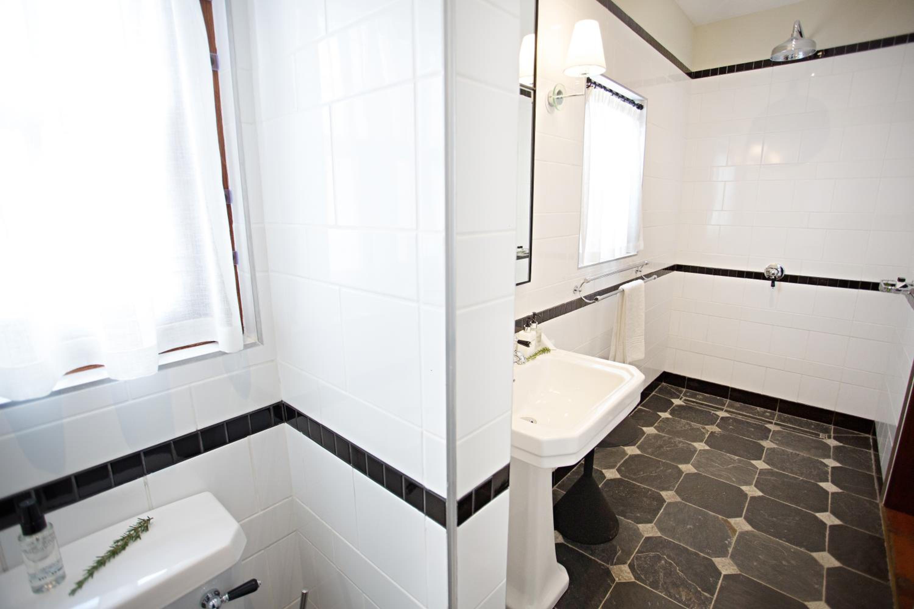 Superior King Room with Bath and Patio - Photo 2