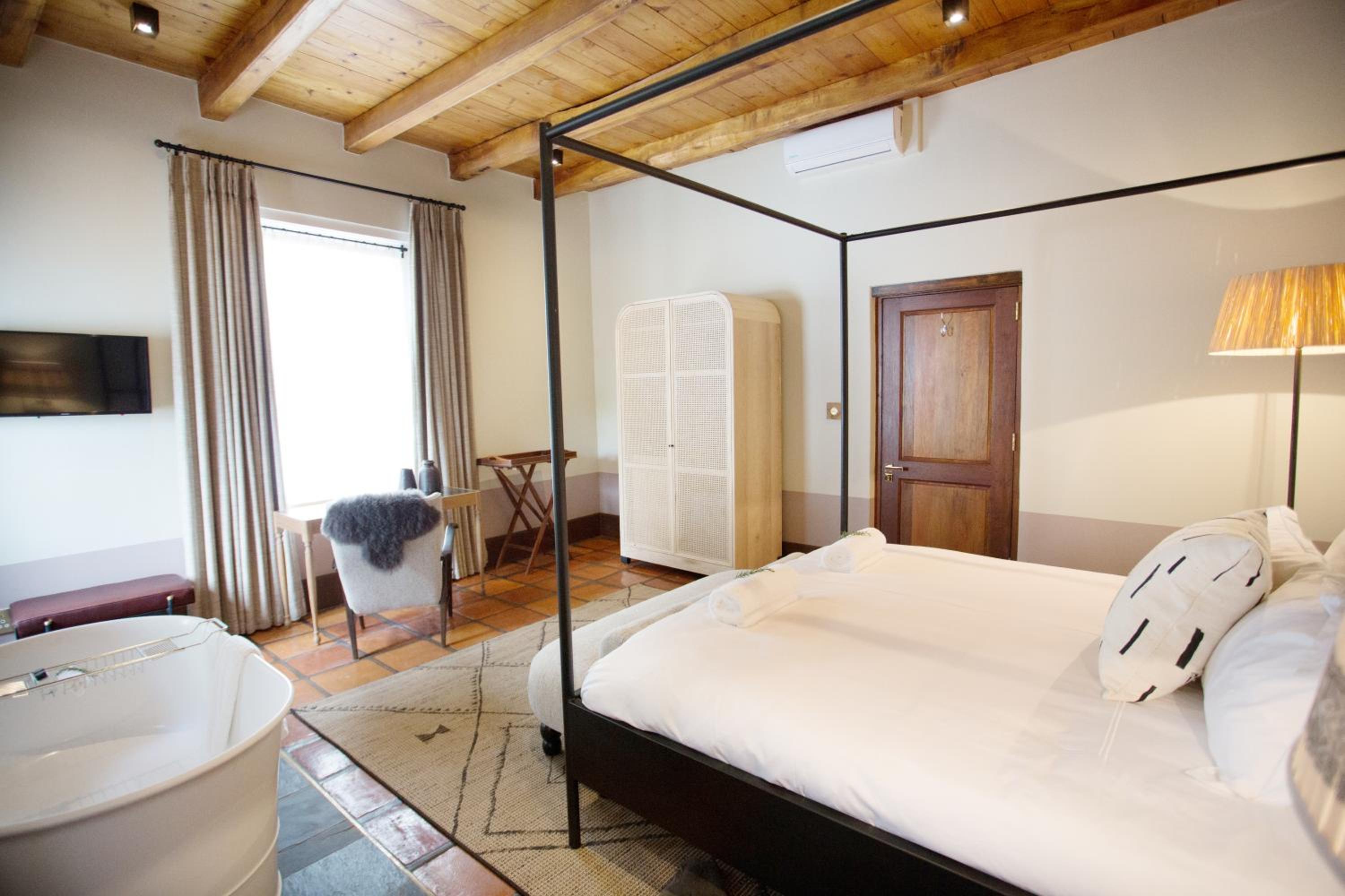 Superior King Room with Bath and Patio - Photo 4