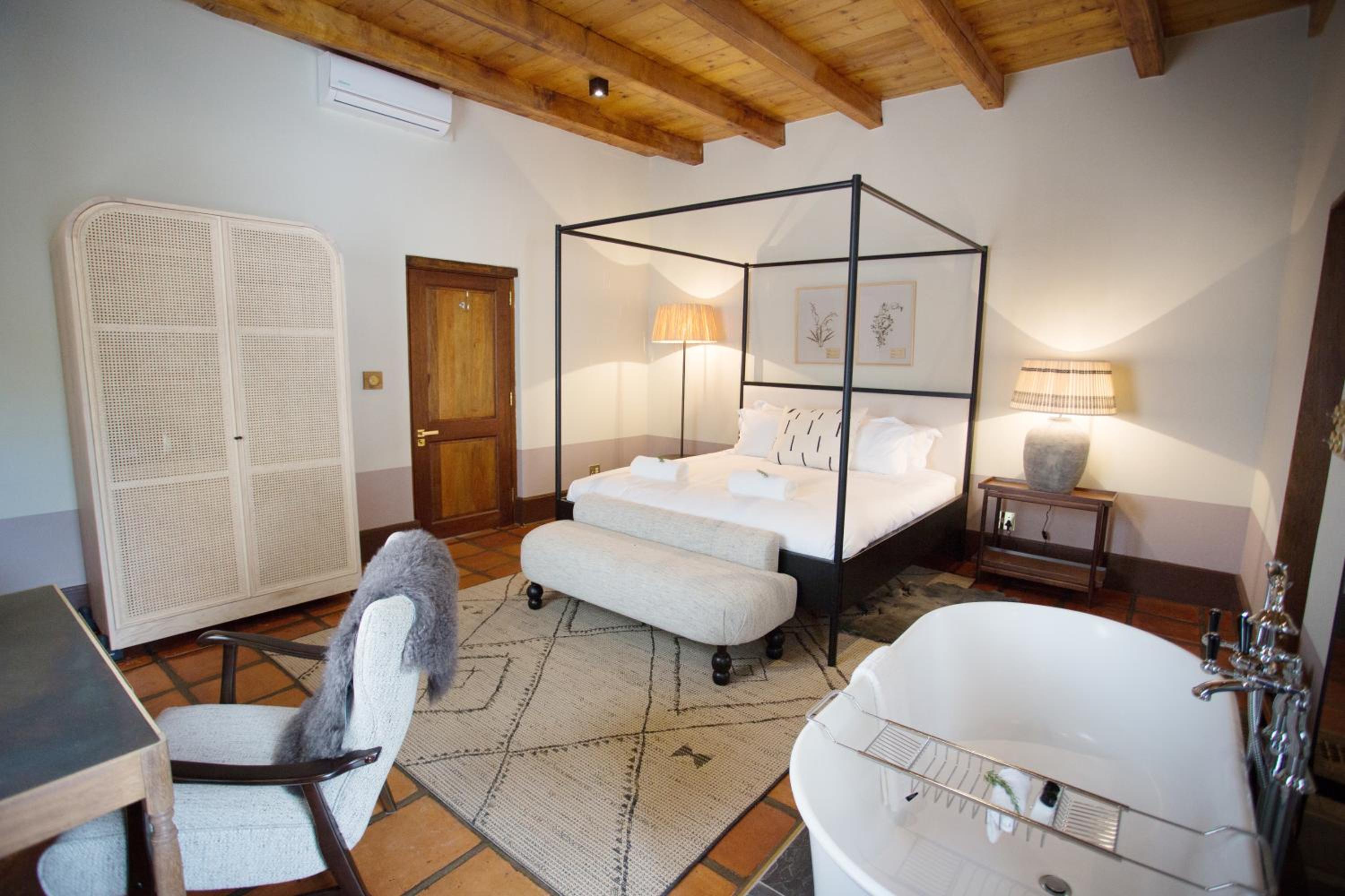 Superior King Room with Bath and Patio - Photo 1
