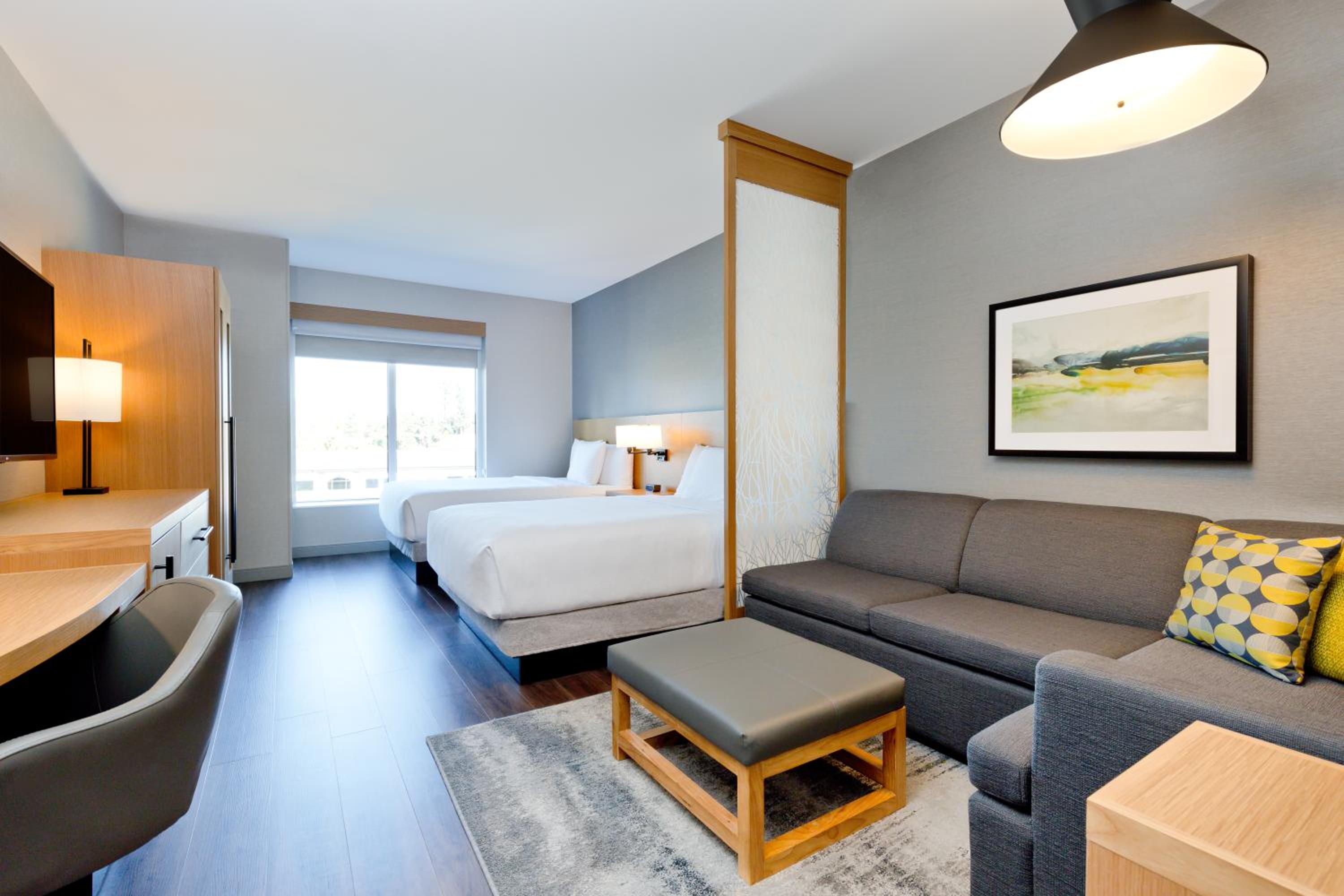 Queen Room with Two Queen Beds and Sofa Bed - Photo 3
