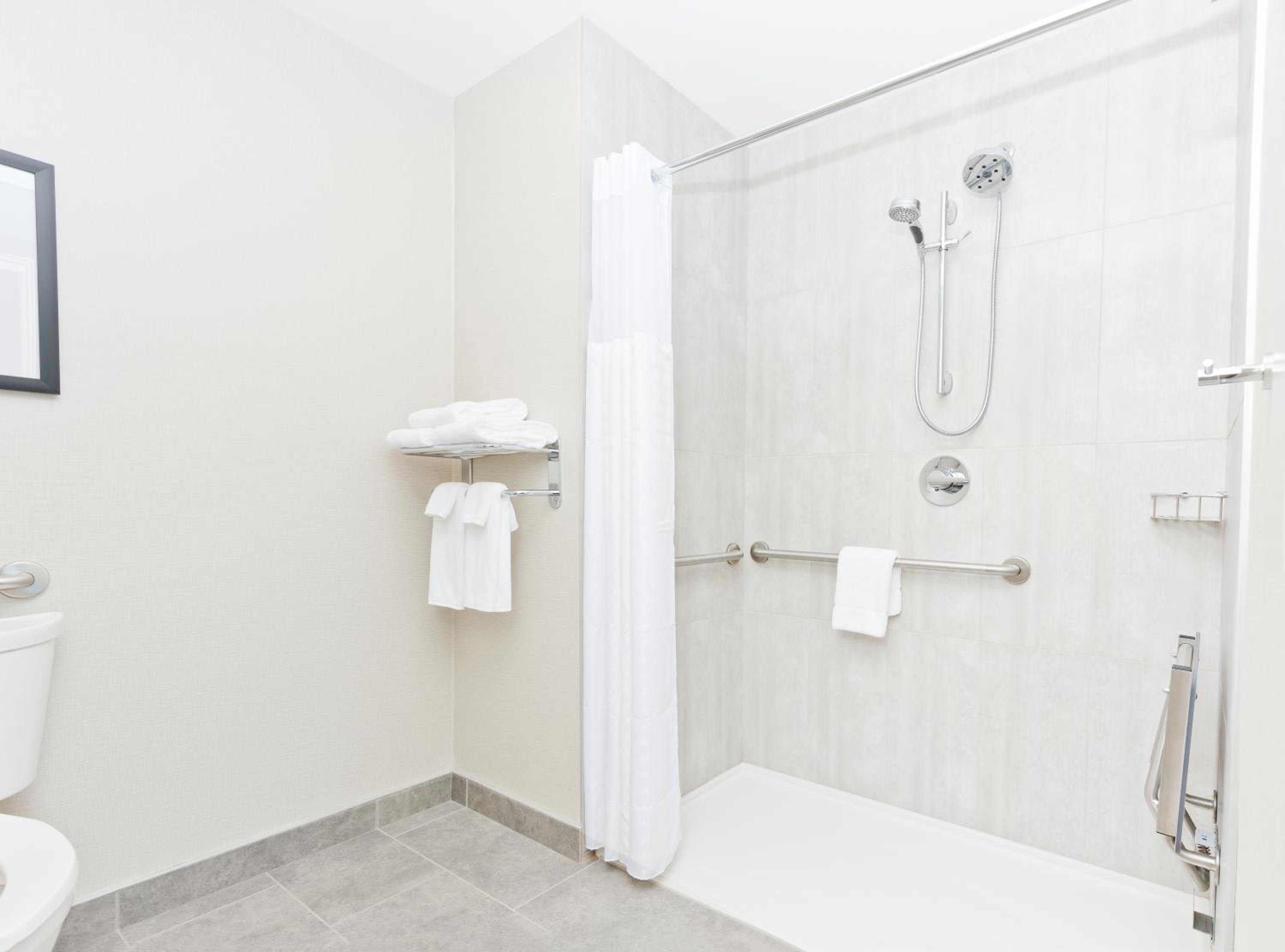King Room with View and Roll-In Shower - Disability Access - Photo 5