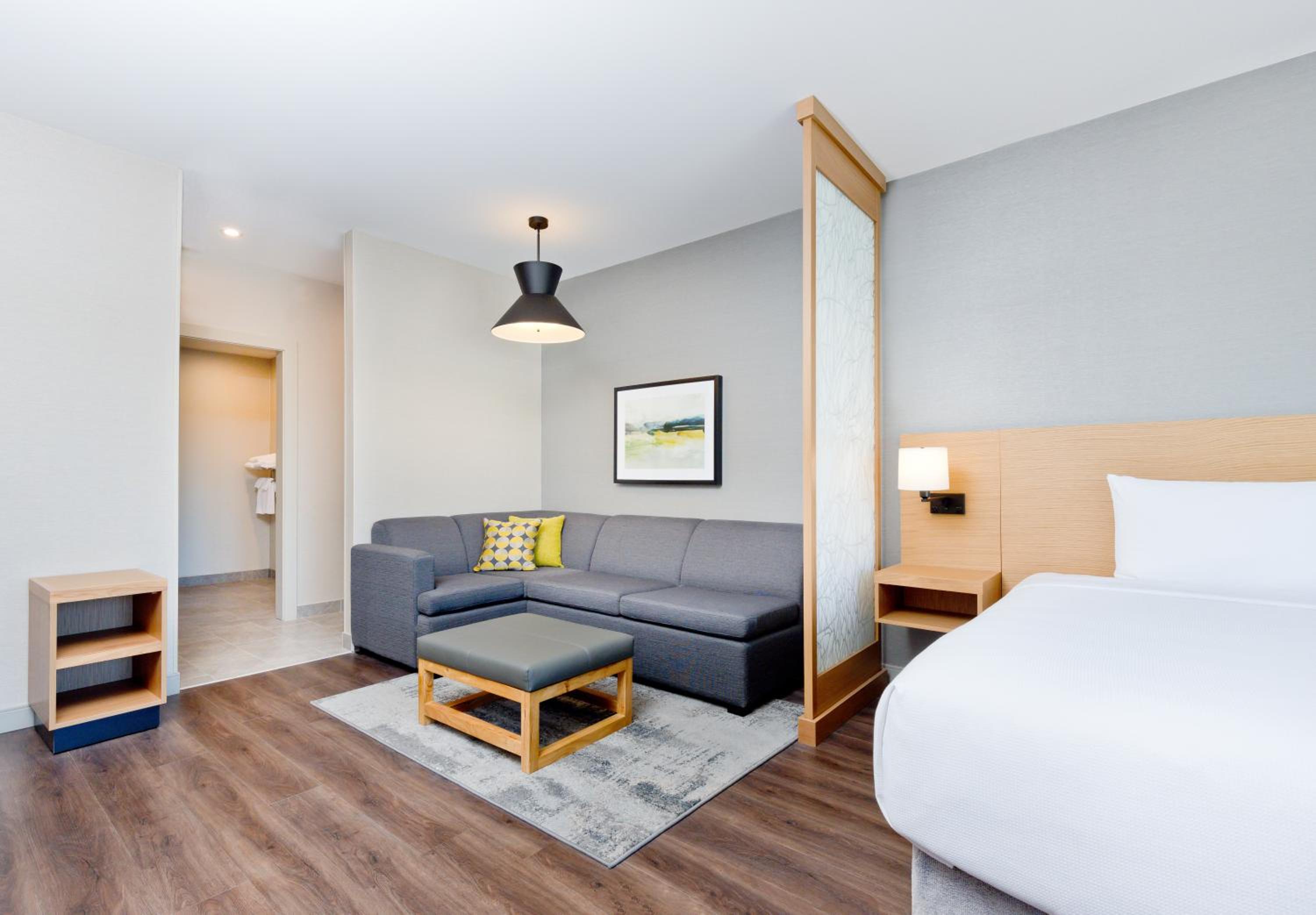 King Room with View and Roll-In Shower - Disability Access - Photo 2