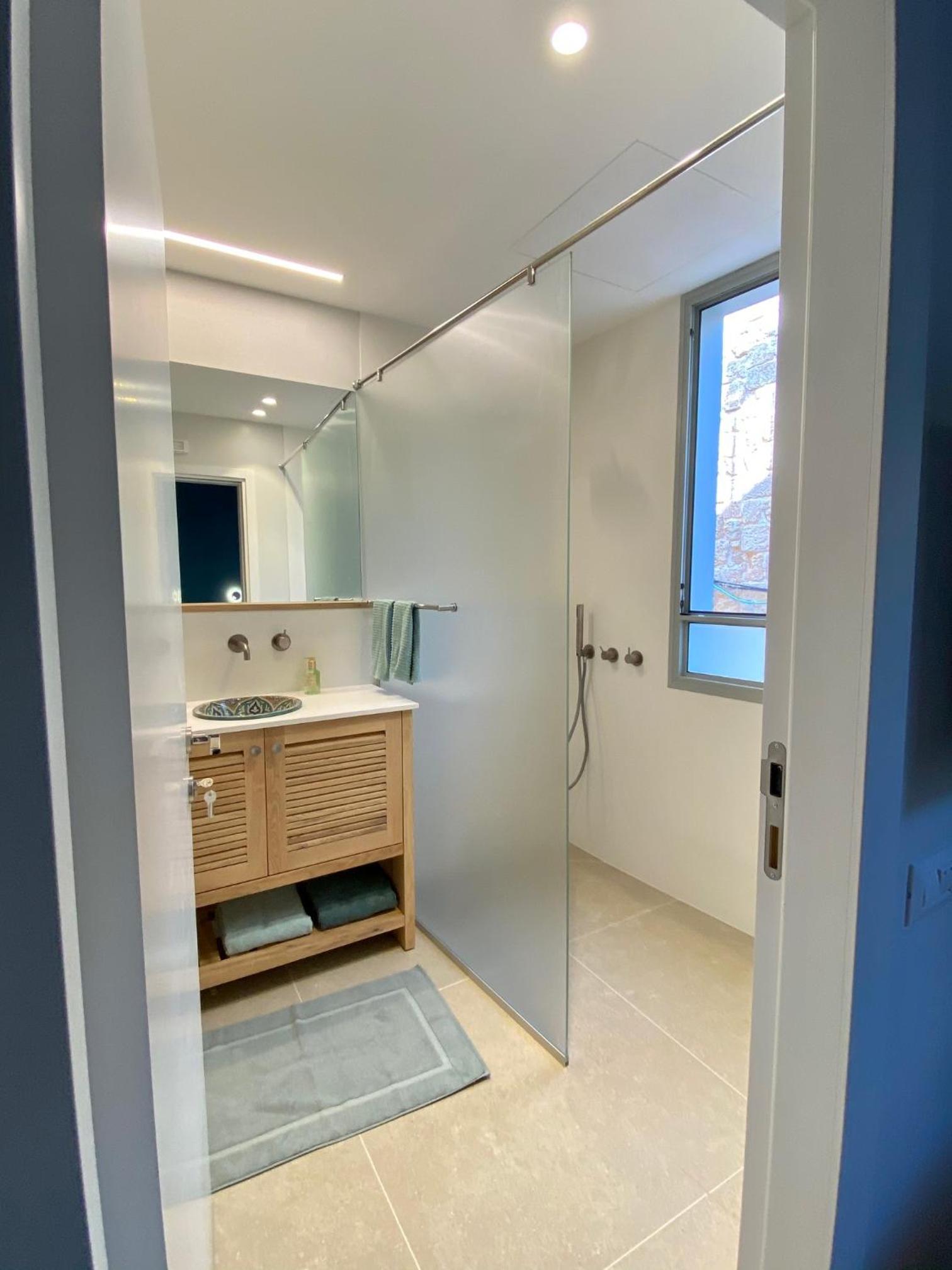 Deluxe Room (2 Adults + 1 Child) - Photo 6