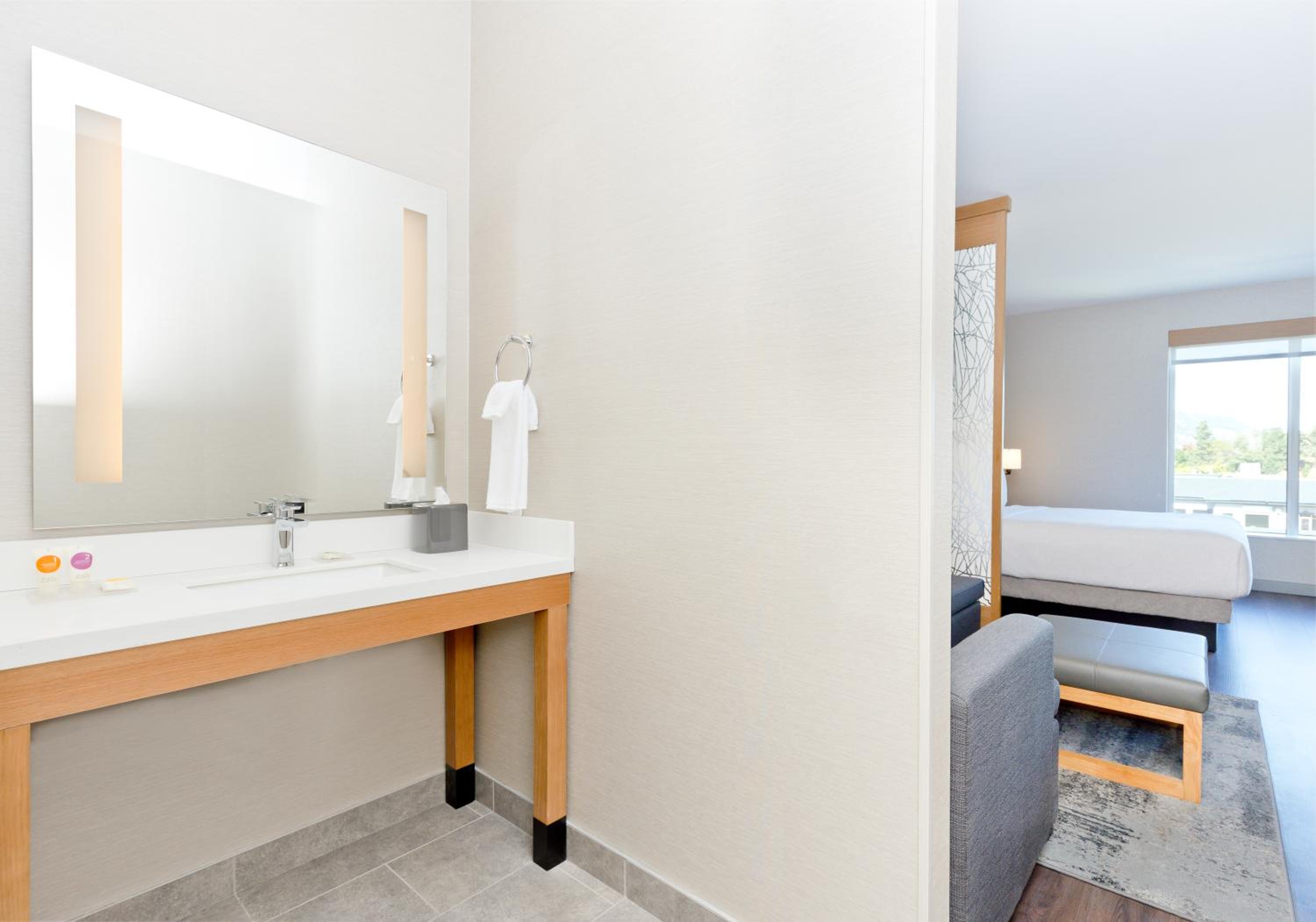 King Room with View and Roll-In Shower - Disability Access - Photo 1