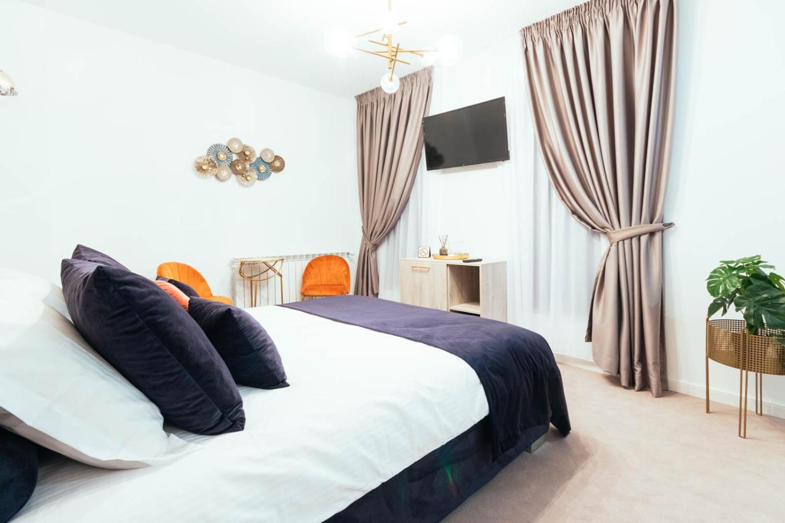 Deluxe Double Room (2 Adults + 1 Child) - Photo 1