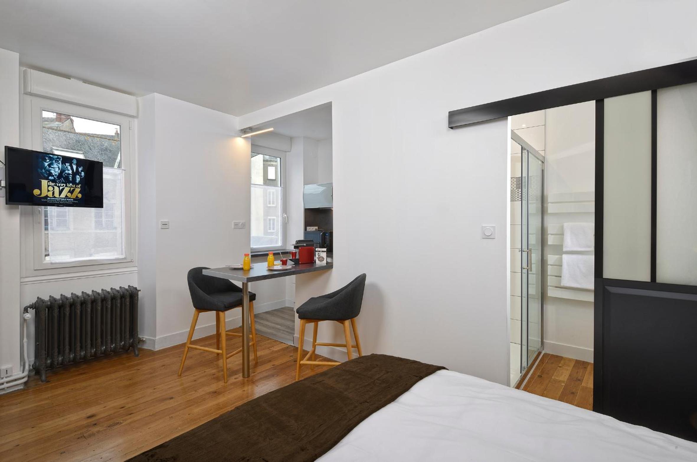 Apartment with Shower - Photo 3