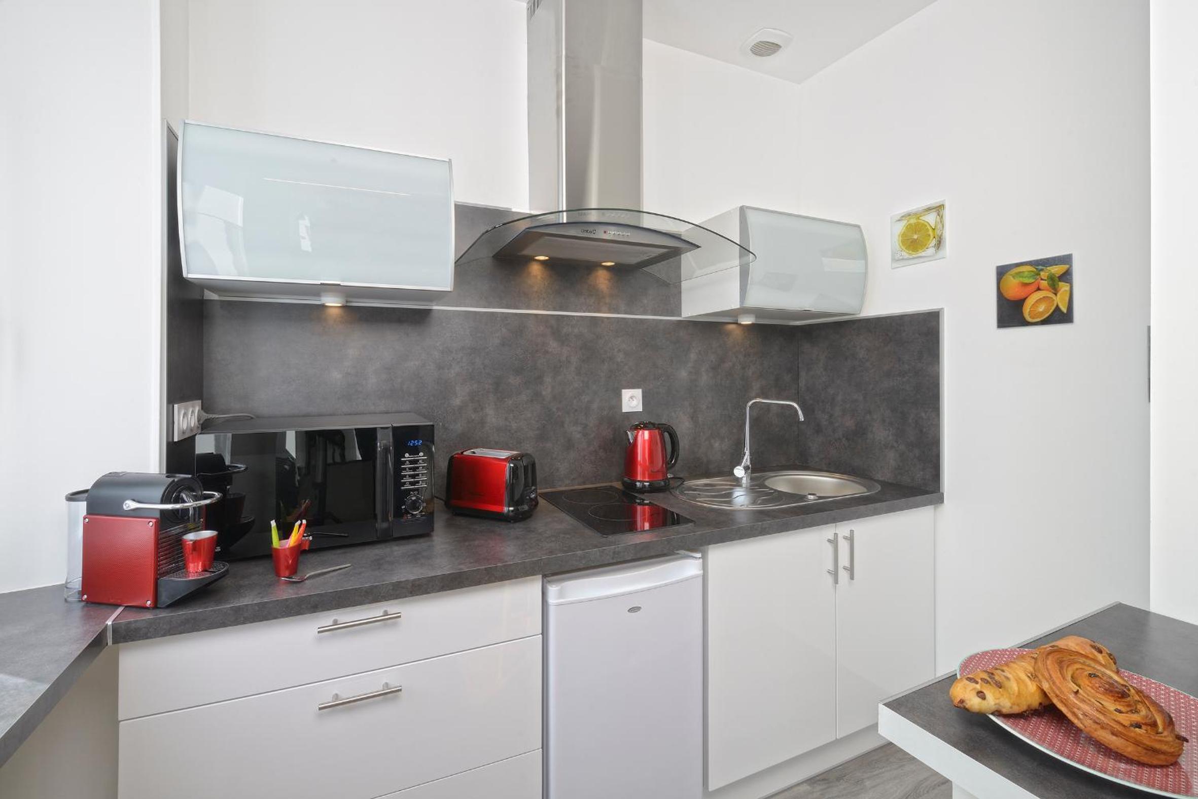 Apartment with Shower - Photo 2
