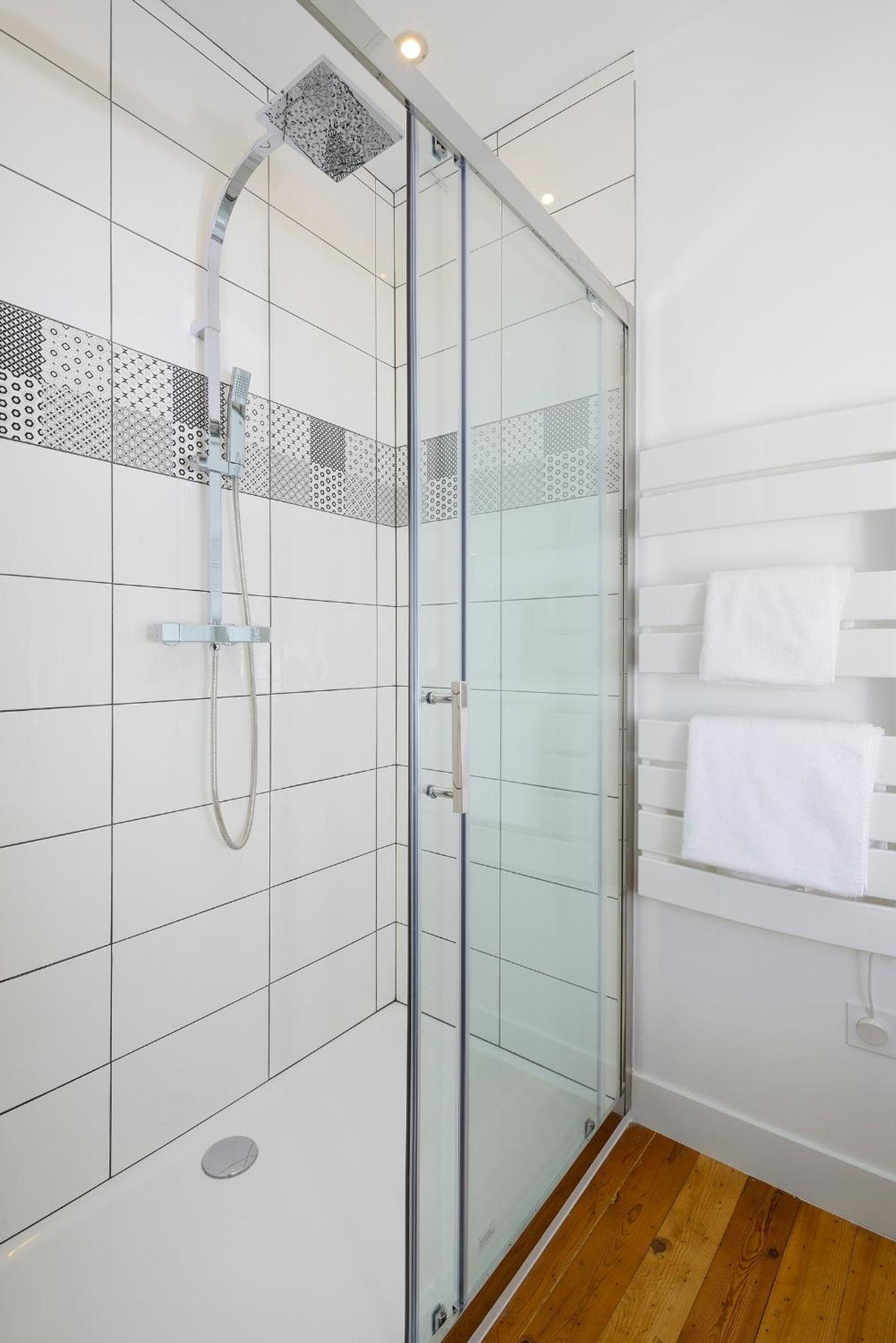 Apartment with Shower - Photo 5