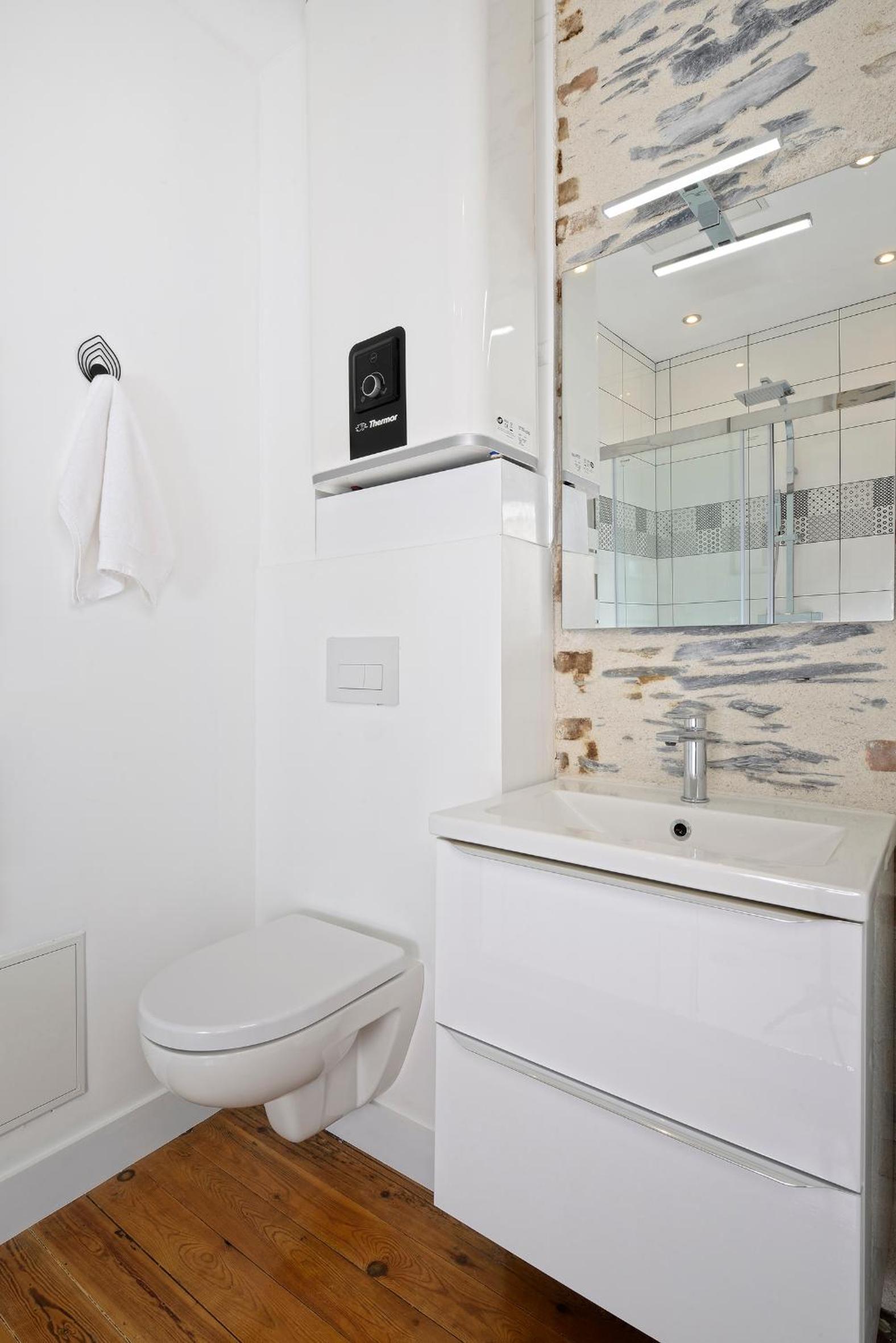 Apartment with Shower - Photo 6