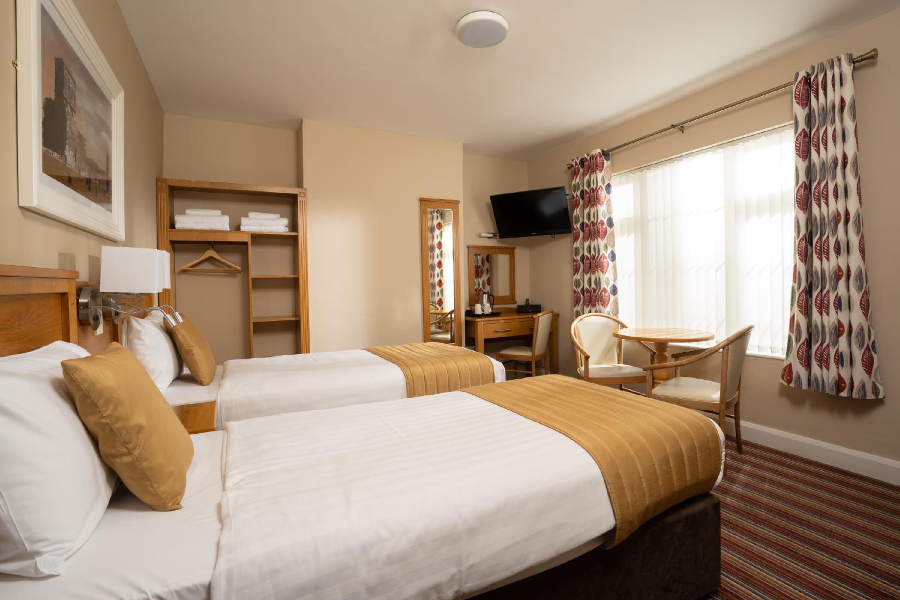 Standard Twin Room with Mini Kitchen - Photo 2