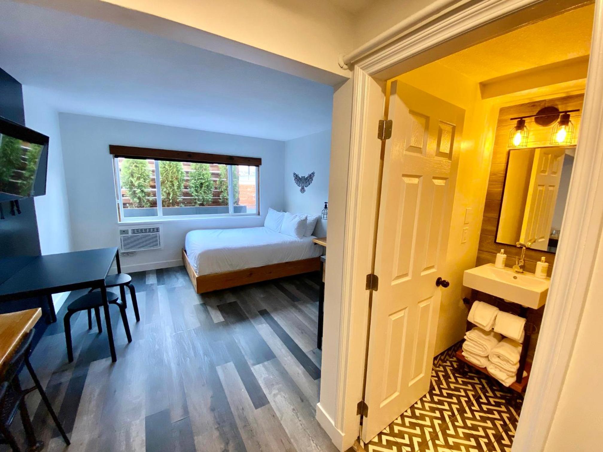 Standard Room, 1 Queen and Kitchenette (Above LOUD Pub) - Photo 4