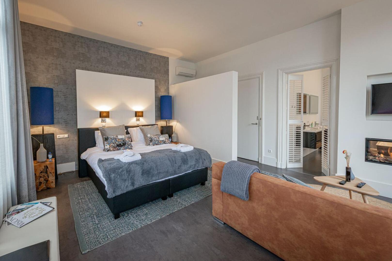 King Suite with Balcony photo 2