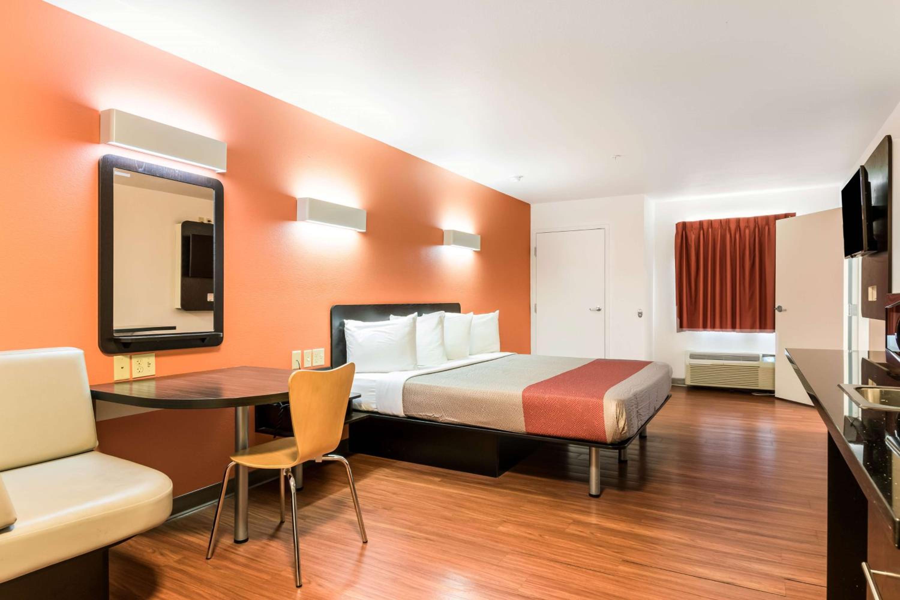 King Room - Disability Access - Non-Smoking photo 1
