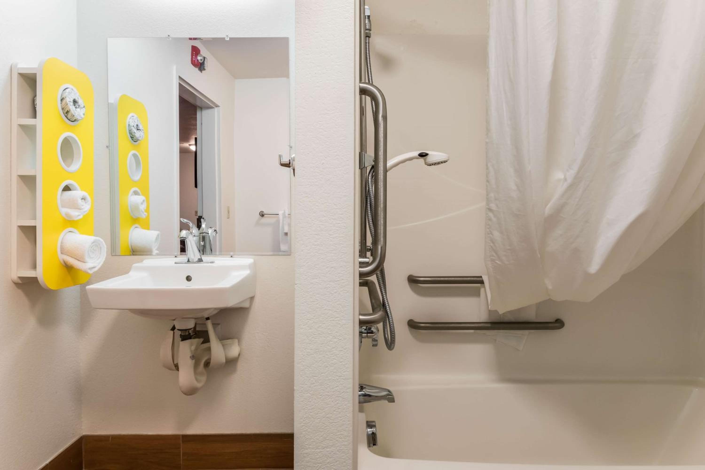 King Room - Disability Access - Non-Smoking photo 3
