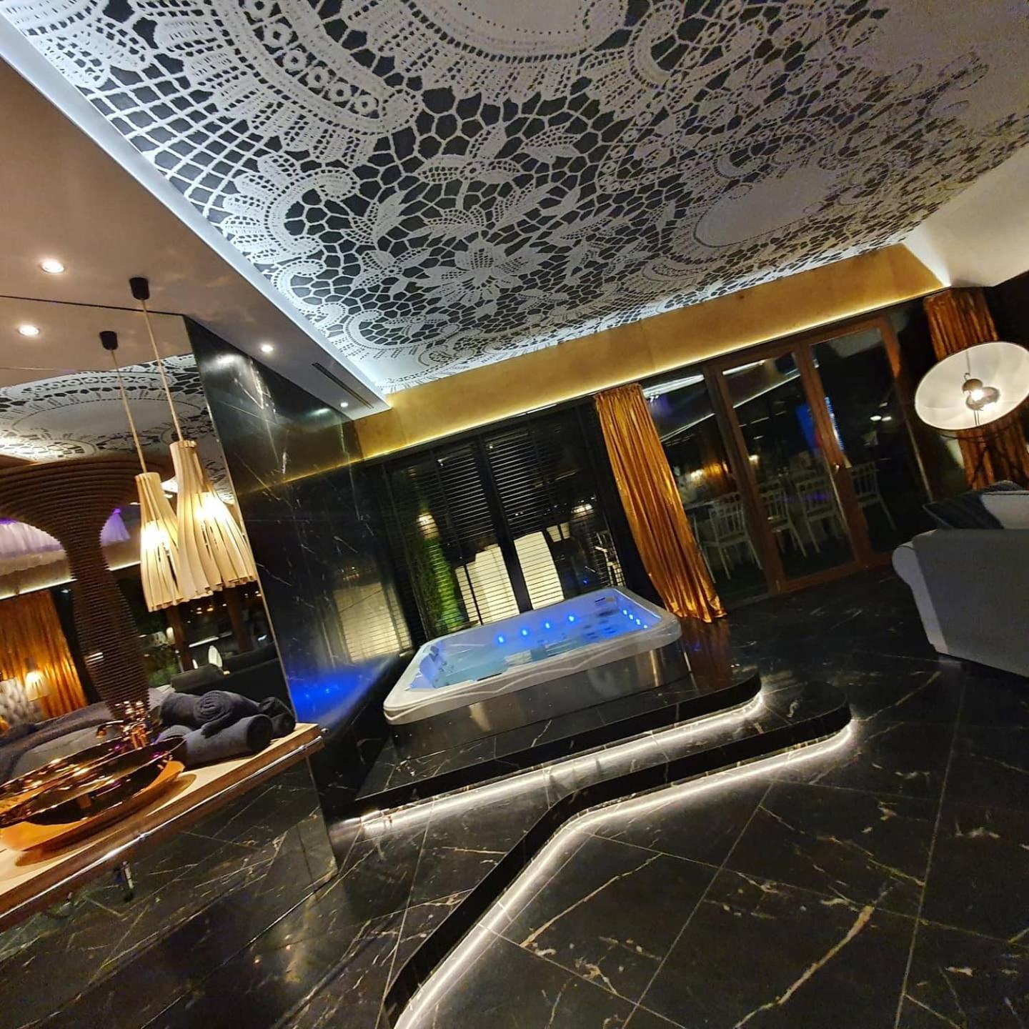 Deluxe Apartment with Jacuzzi - Photo 1