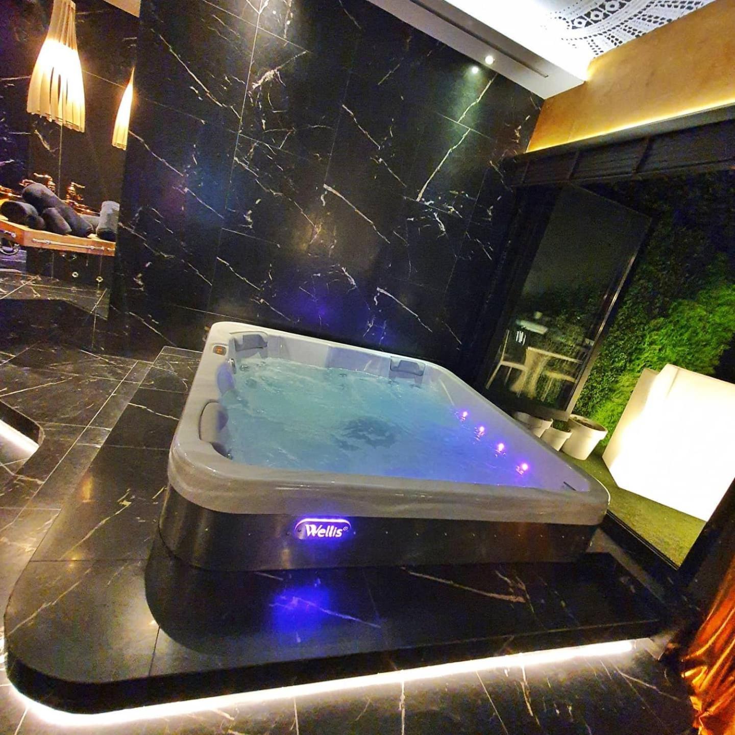 Deluxe Apartment with Jacuzzi - Photo 4