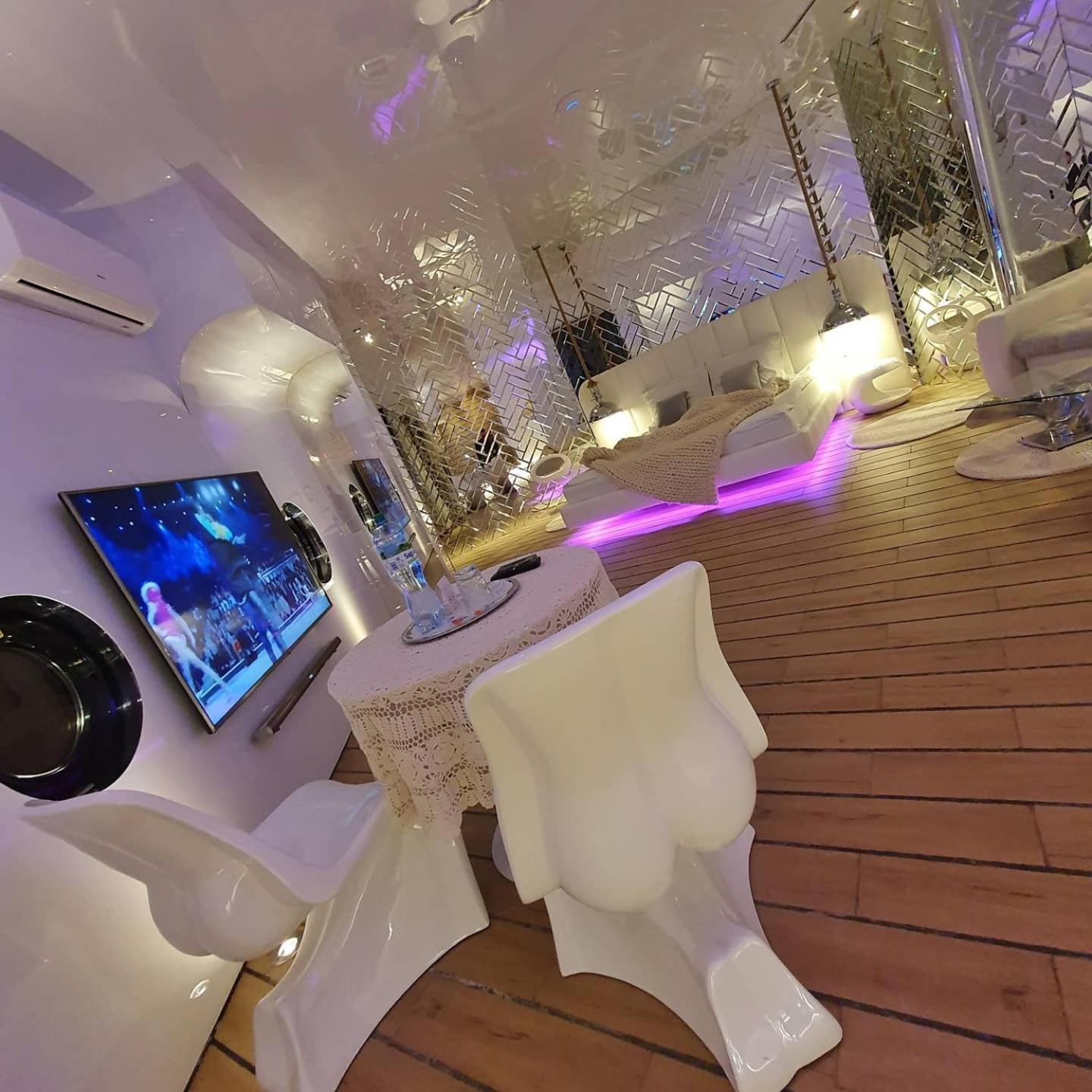 Large Apartment with Jacuzzi - Photo 23