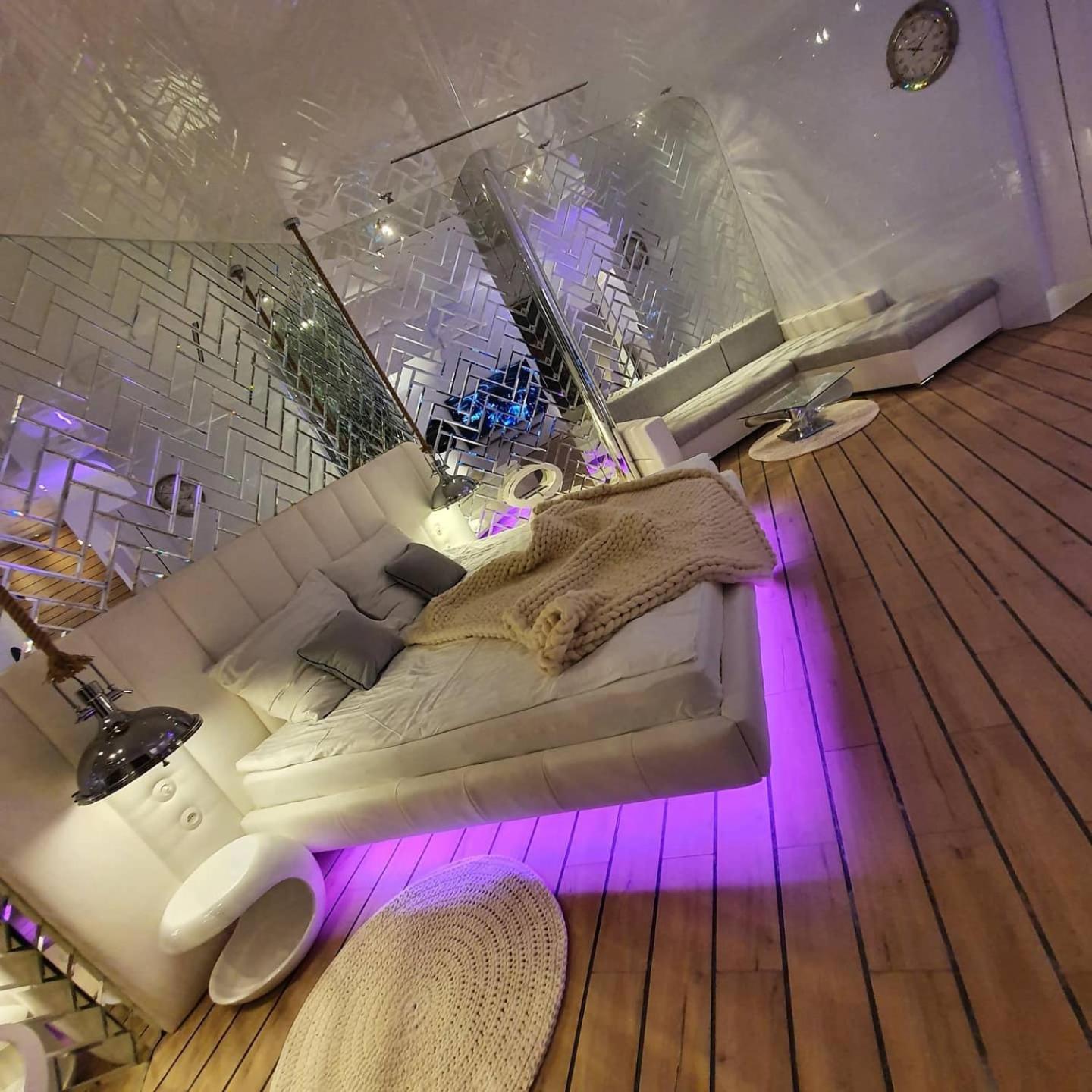 Large Apartment with Jacuzzi - Photo 1