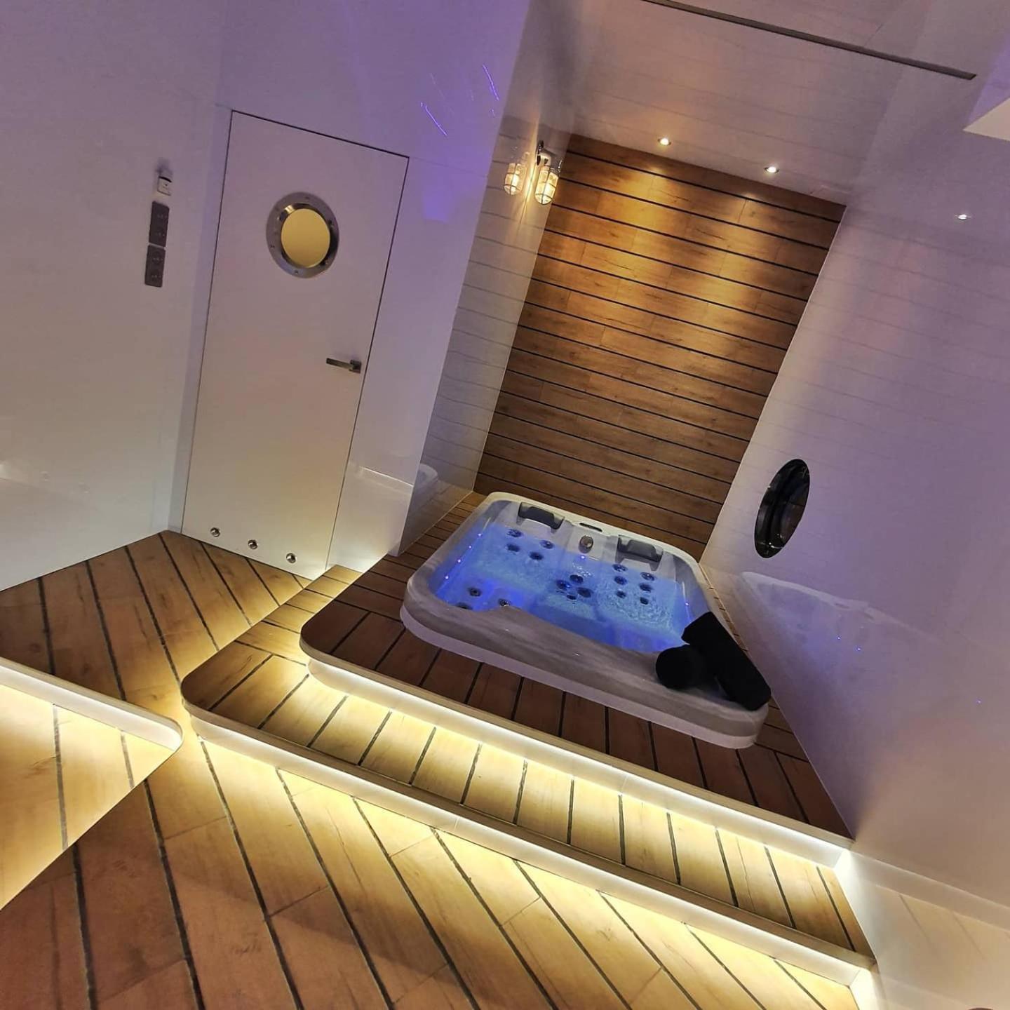 Large Apartment with Jacuzzi - Photo 22
