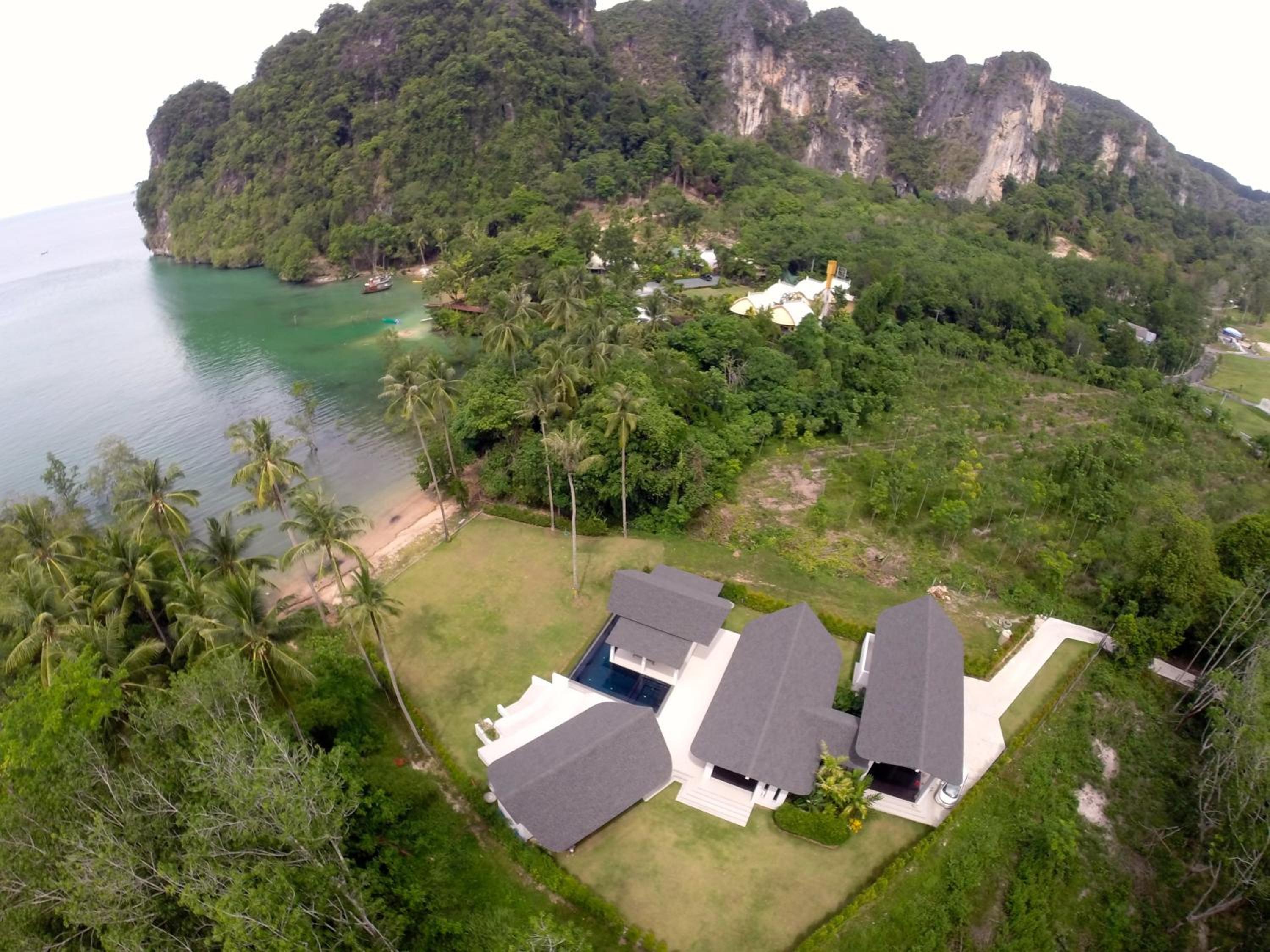 Four-Bedroom Villa - Photo 39